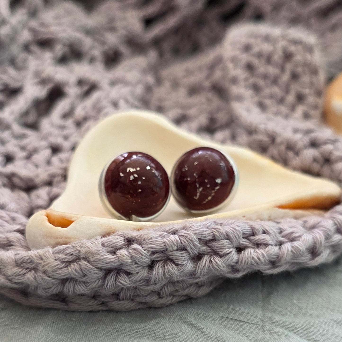 aretes crimson
aretes carmesí
aretes hechos a mano
stud earrings
polymer clay earrings
aretes pequeños
aretes elegantes
aretes minimalistas
handmade jewelry Puerto Rico
stainless steel earrings
aretes con cobre
lightweight earrings
everyday earrings
Blessed Knots