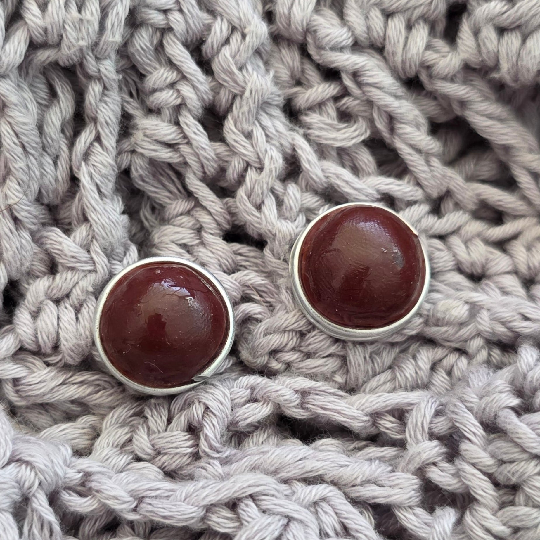 aretes crimson
aretes carmesí
aretes hechos a mano
stud earrings
polymer clay earrings
aretes pequeños
aretes elegantes
aretes minimalistas
handmade jewelry Puerto Rico
stainless steel earrings
aretes con cobre
lightweight earrings
everyday earrings
Blessed Knots