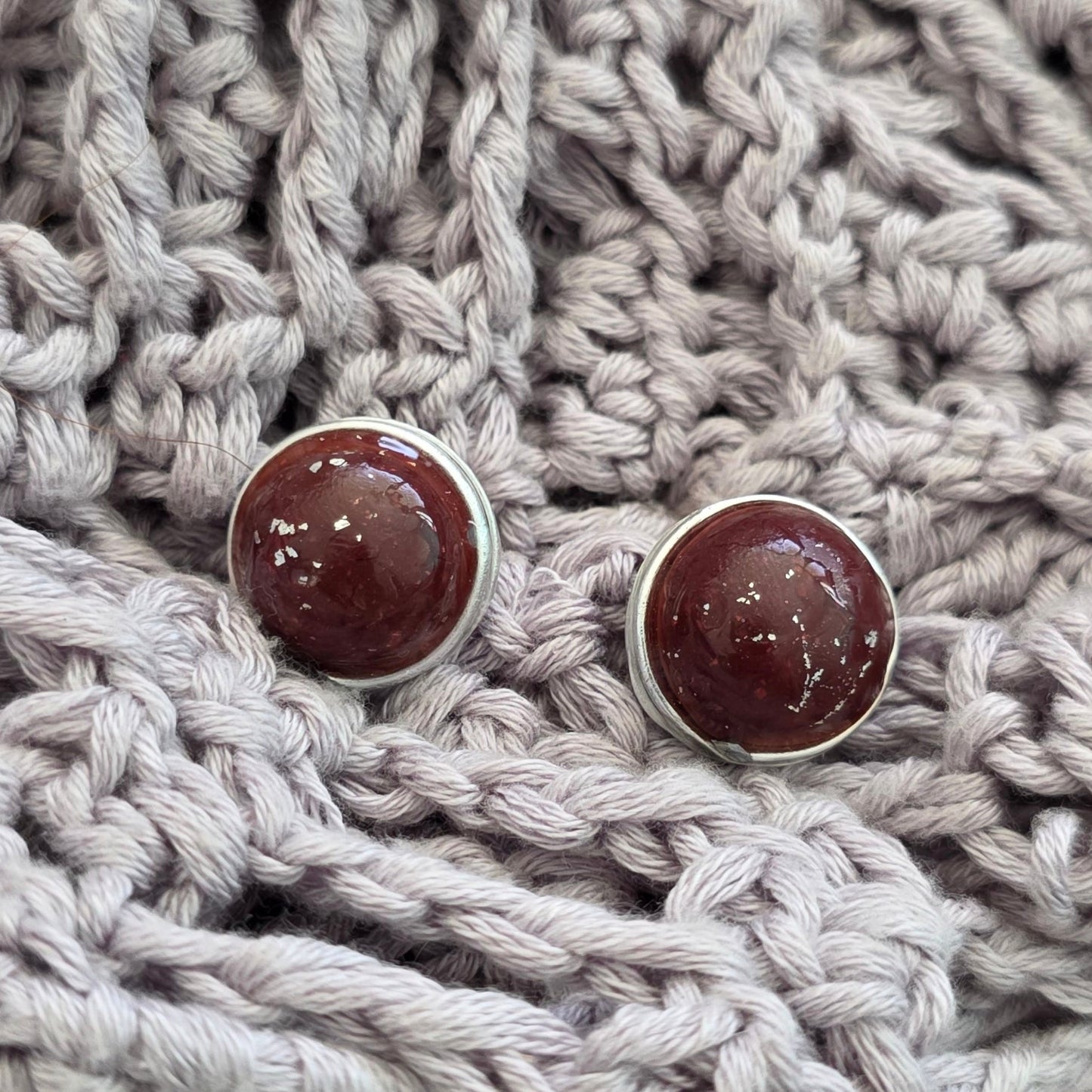 aretes crimson
aretes carmesí
aretes hechos a mano
stud earrings
polymer clay earrings
aretes pequeños
aretes elegantes
aretes minimalistas
handmade jewelry Puerto Rico
stainless steel earrings
aretes con cobre
lightweight earrings
everyday earrings
Blessed Knots