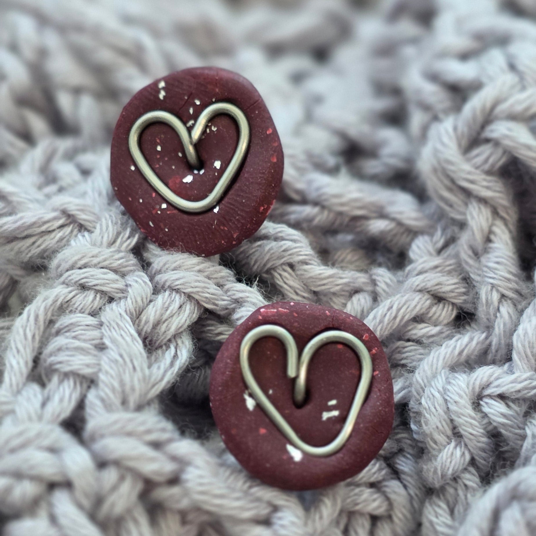 Aretes corazón vino
Heart stud earrings handmade
Aretes rojos elegantes
Aretes tipo botón artesanales
handmade jewelry Puerto Rico
Aretes minimalistas
Stud earrings heart gold silver
Aretes hechos a mano PR
Jewelry handmade studs
Aretes pequeños elegantes
Blessed knots earrings
Regalos hechos a mano