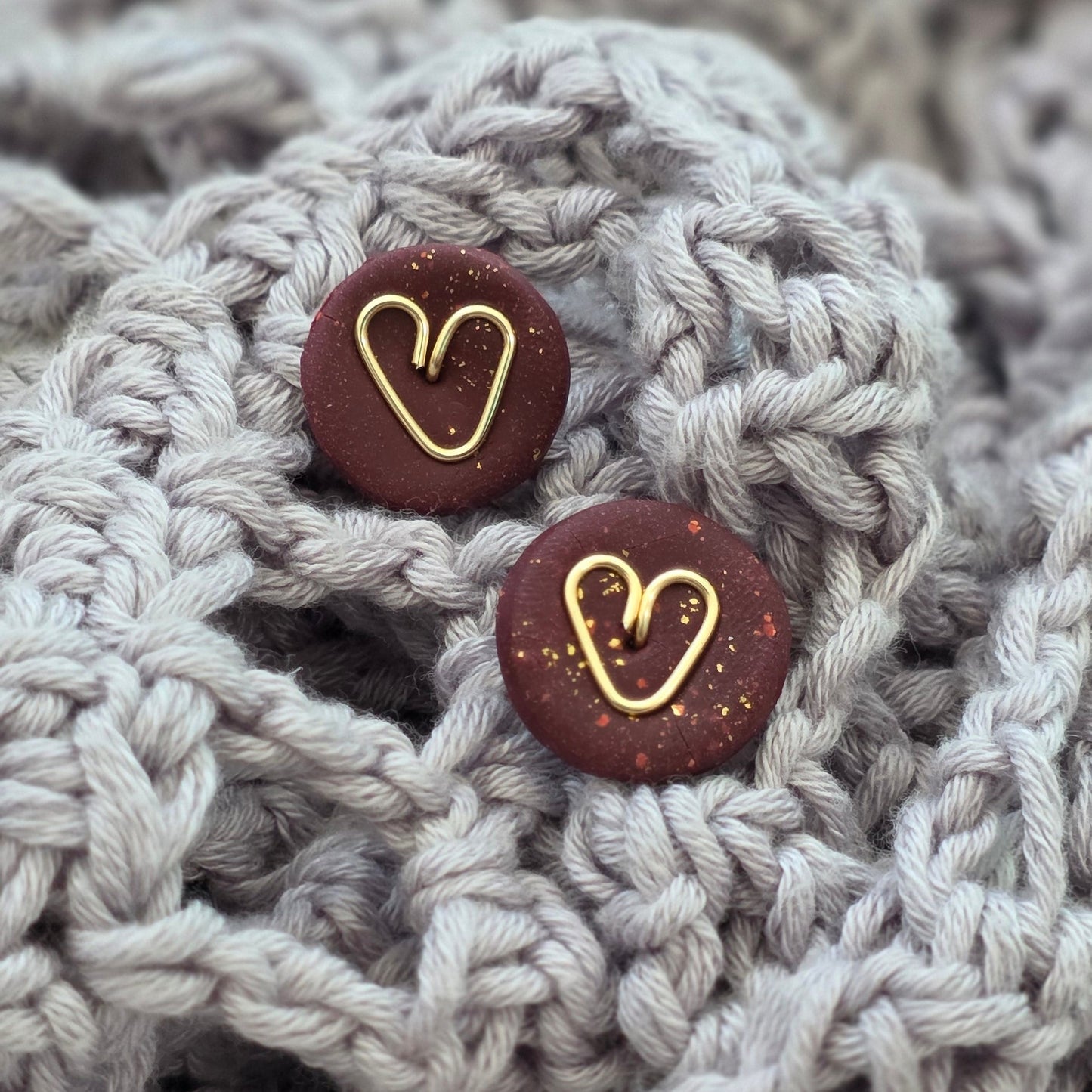Aretes corazón vino
Heart stud earrings handmade
Aretes rojos elegantes
Aretes tipo botón artesanales
handmade jewelry Puerto Rico
Aretes minimalistas
Stud earrings heart gold silver
Aretes hechos a mano PR
Jewelry handmade studs
Aretes pequeños elegantes
Blessed knots earrings
Regalos hechos a mano