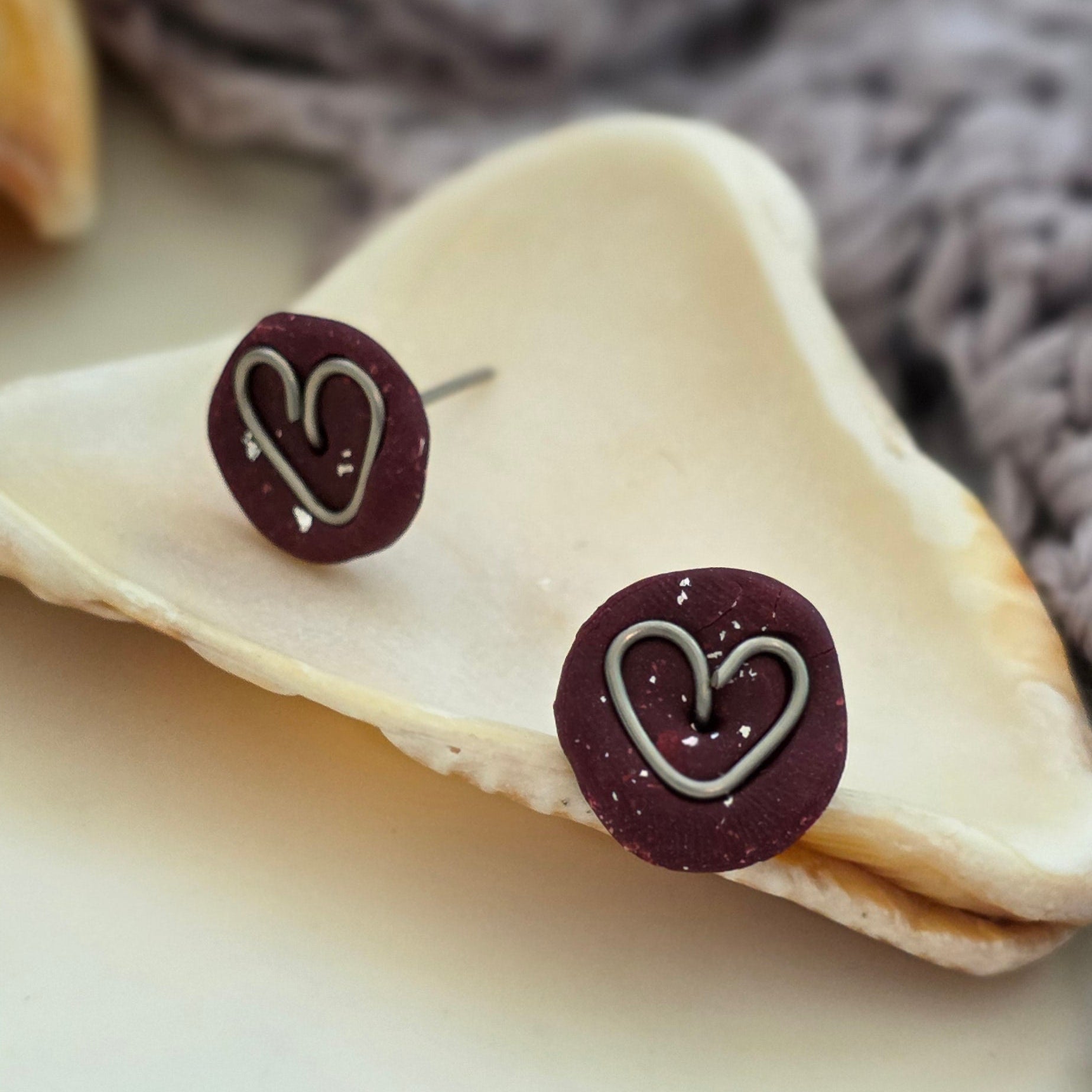 Aretes corazón vino
Heart stud earrings handmade
Aretes rojos elegantes
Aretes tipo botón artesanales
handmade jewelry Puerto Rico
Aretes minimalistas
Stud earrings heart gold silver
Aretes hechos a mano PR
Jewelry handmade studs
Aretes pequeños elegantes
Blessed knots earrings
Regalos hechos a mano