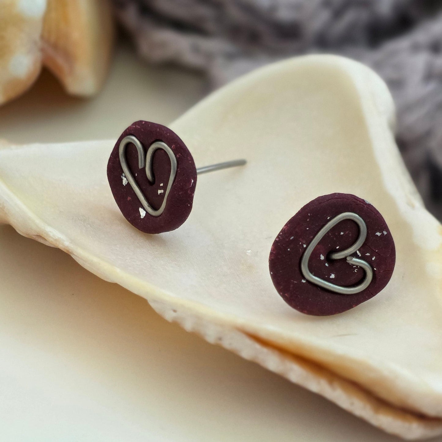 Aretes corazón vino
Heart stud earrings handmade
Aretes rojos elegantes
Aretes tipo botón artesanales
handmade jewelry Puerto Rico
Aretes minimalistas
Stud earrings heart gold silver
Aretes hechos a mano PR
Jewelry handmade studs
Aretes pequeños elegantes
Blessed knots earrings
Regalos hechos a mano