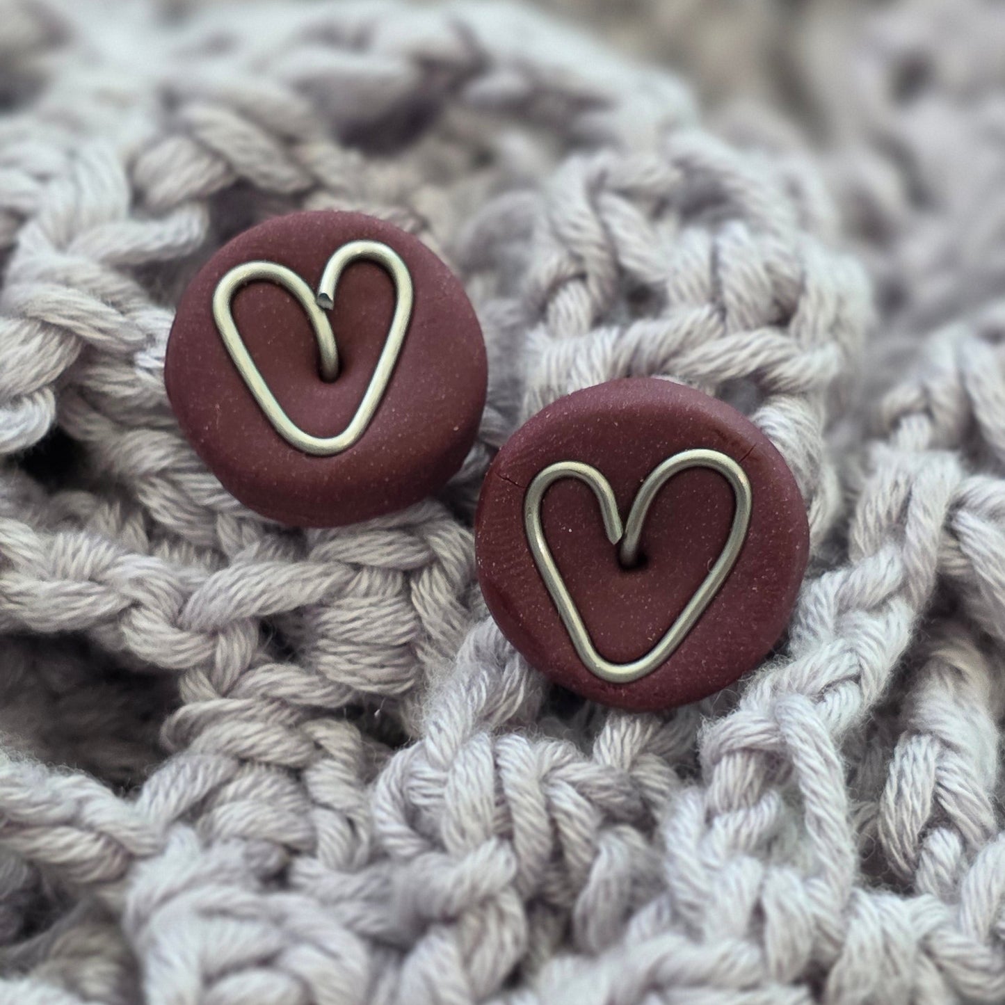 Aretes corazón vino
Heart stud earrings handmade
Aretes rojos elegantes
Aretes tipo botón artesanales
handmade jewelry Puerto Rico
Aretes minimalistas
Stud earrings heart gold silver
Aretes hechos a mano PR
Jewelry handmade studs
Aretes pequeños elegantes
Blessed knots earrings
Regalos hechos a mano