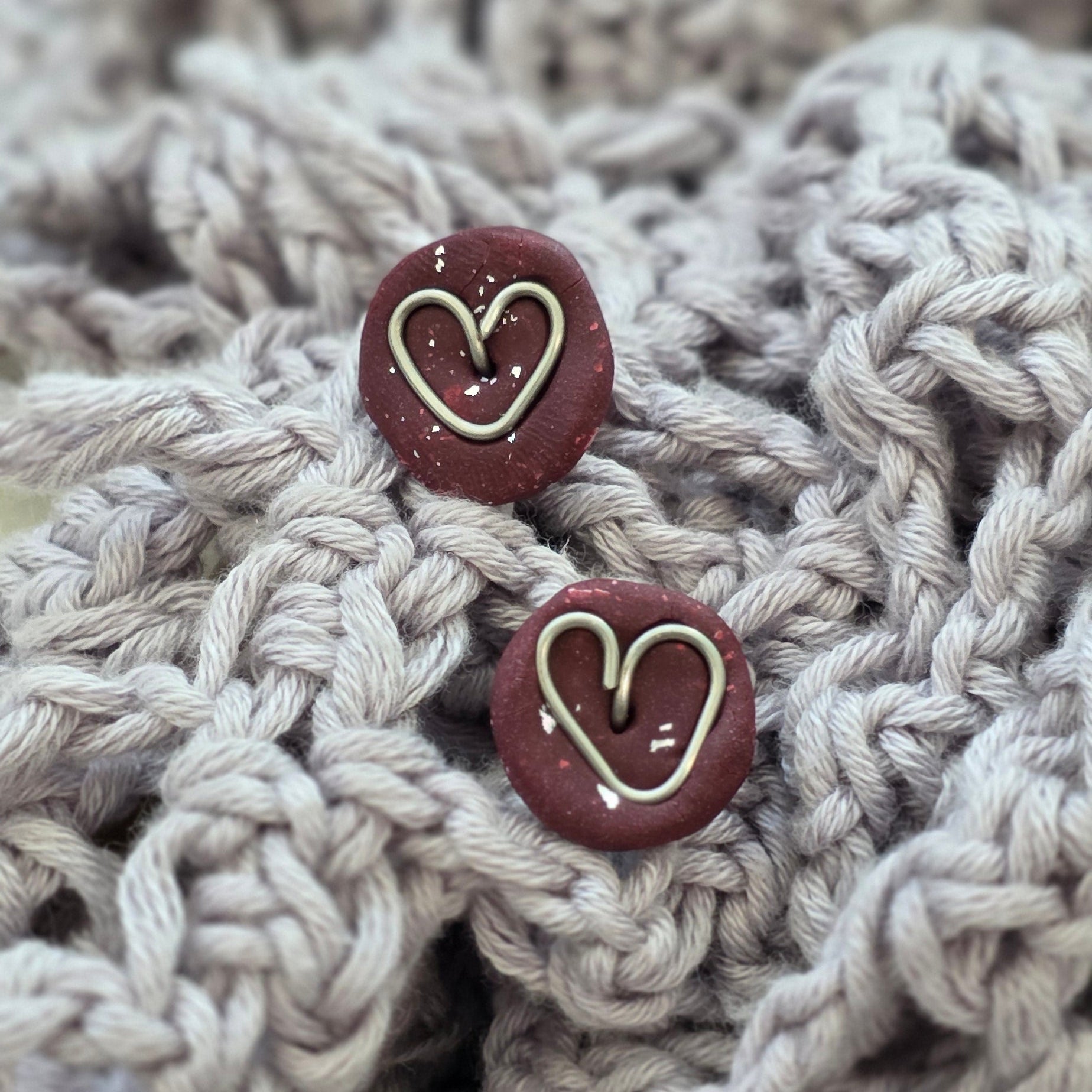 Aretes corazón vino
Heart stud earrings handmade
Aretes rojos elegantes
Aretes tipo botón artesanales
handmade jewelry Puerto Rico
Aretes minimalistas
Stud earrings heart gold silver
Aretes hechos a mano PR
Jewelry handmade studs
Aretes pequeños elegantes
Blessed knots earrings
Regalos hechos a mano