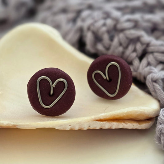 Aretes corazón vino
Heart stud earrings handmade
Aretes rojos elegantes
Aretes tipo botón artesanales
handmade jewelry Puerto Rico
Aretes minimalistas
Stud earrings heart gold silver
Aretes hechos a mano PR
Jewelry handmade studs
Aretes pequeños elegantes
Blessed knots earrings
Regalos hechos a mano