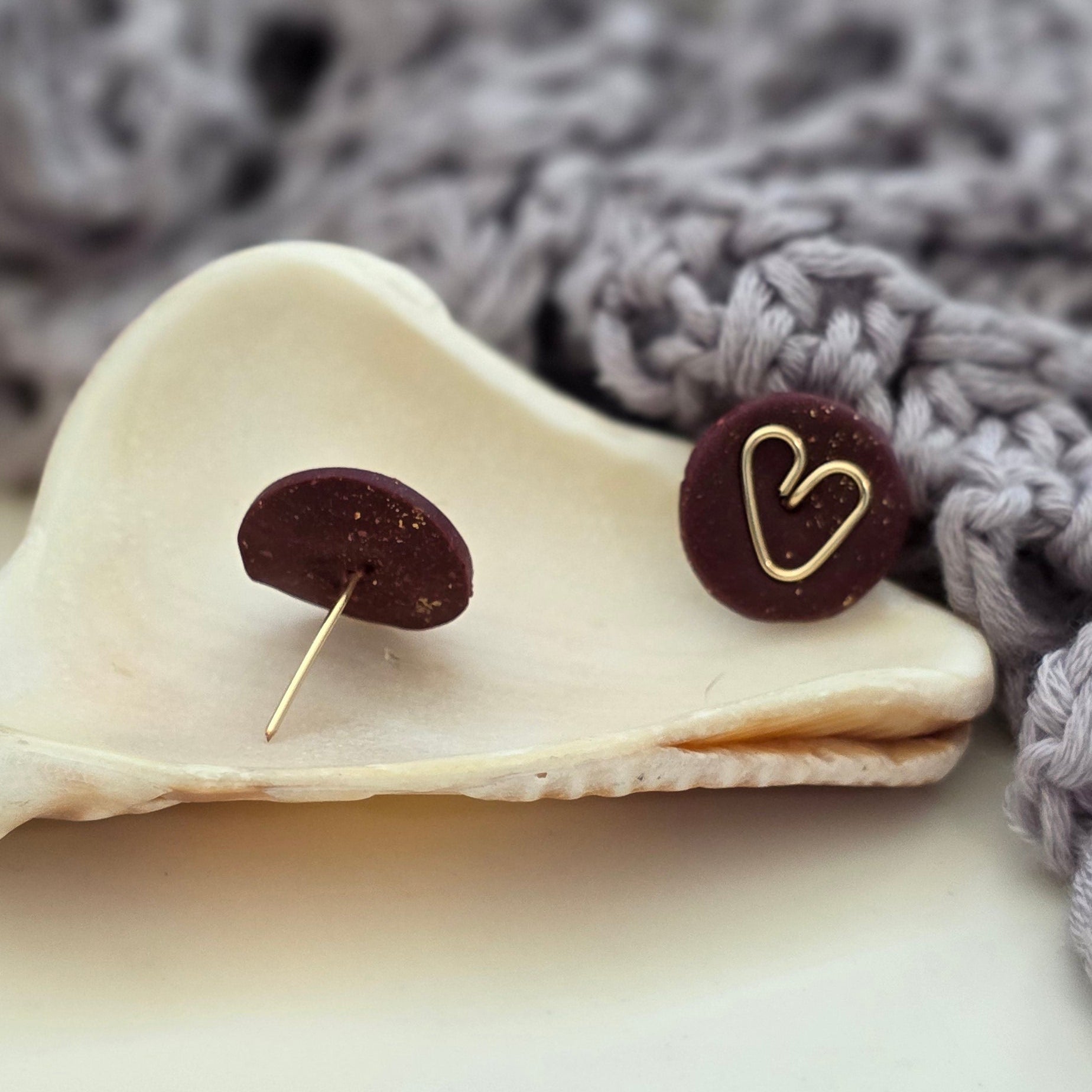 Aretes corazón vino
Heart stud earrings handmade
Aretes rojos elegantes
Aretes tipo botón artesanales
handmade jewelry Puerto Rico
Aretes minimalistas
Stud earrings heart gold silver
Aretes hechos a mano PR
Jewelry handmade studs
Aretes pequeños elegantes
Blessed knots earrings
Regalos hechos a mano