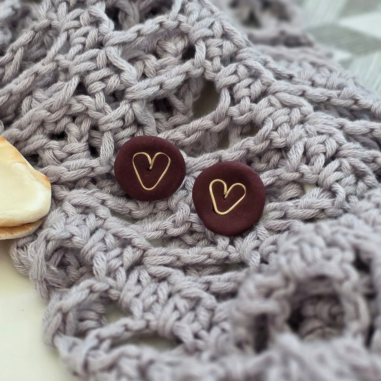 Aretes corazón vino
Heart stud earrings handmade
Aretes rojos elegantes
Aretes tipo botón artesanales
handmade jewelry Puerto Rico
Aretes minimalistas
Stud earrings heart gold silver
Aretes hechos a mano PR
Jewelry handmade studs
Aretes pequeños elegantes
Blessed knots earrings
Regalos hechos a mano