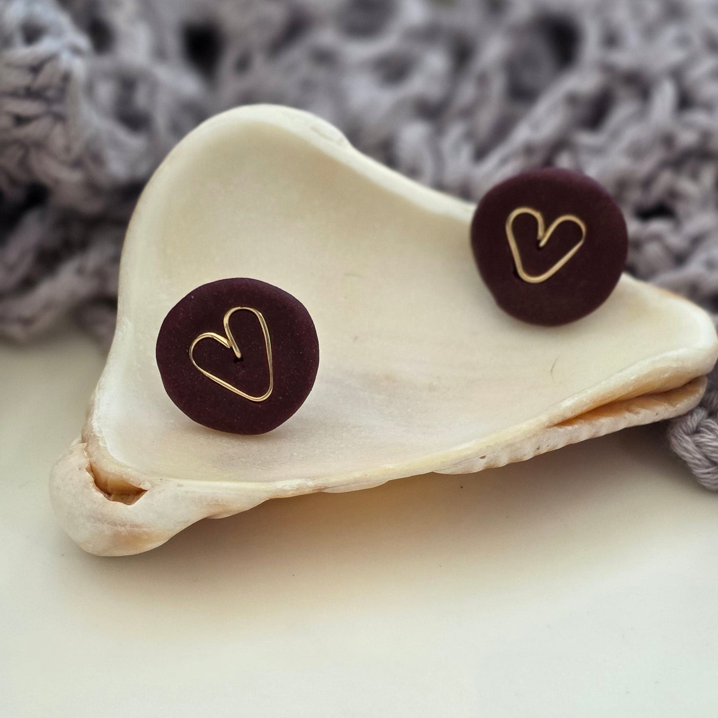 Aretes corazón vino
Heart stud earrings handmade
Aretes rojos elegantes
Aretes tipo botón artesanales
handmade jewelry Puerto Rico
Aretes minimalistas
Stud earrings heart gold silver
Aretes hechos a mano PR
Jewelry handmade studs
Aretes pequeños elegantes
Blessed knots earrings
Regalos hechos a mano