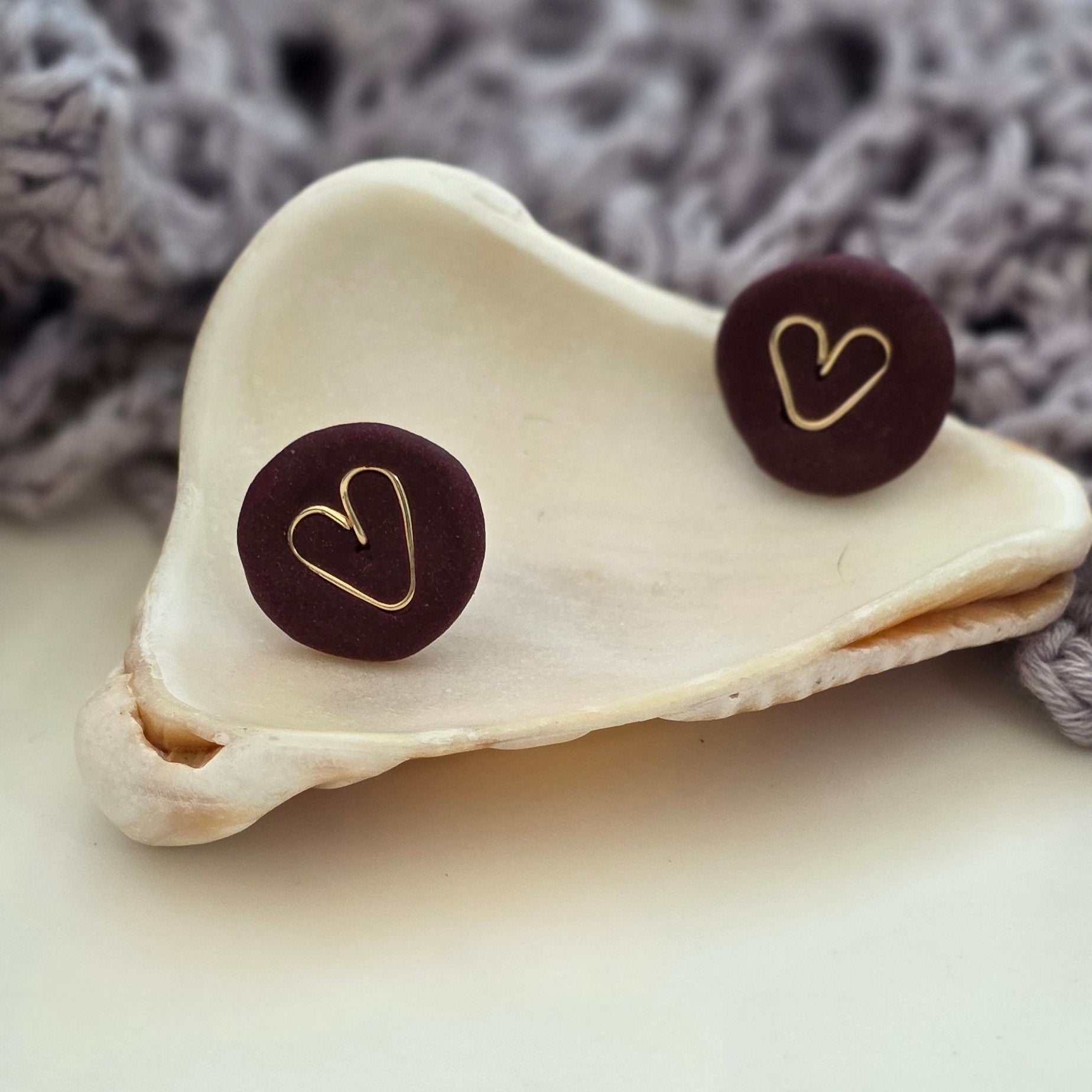 Aretes corazón vino
Heart stud earrings handmade
Aretes rojos elegantes
Aretes tipo botón artesanales
handmade jewelry Puerto Rico
Aretes minimalistas
Stud earrings heart gold silver
Aretes hechos a mano PR
Jewelry handmade studs
Aretes pequeños elegantes
Blessed knots earrings
Regalos hechos a mano