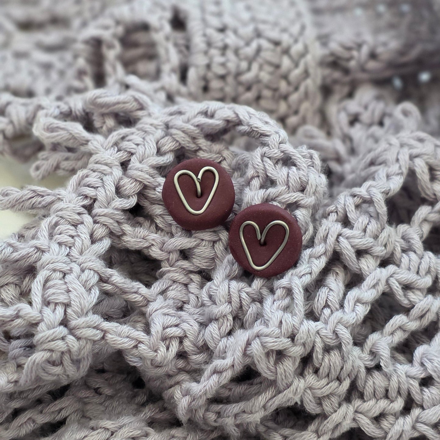 Aretes corazón vino
Heart stud earrings handmade
Aretes rojos elegantes
Aretes tipo botón artesanales
handmade jewelry Puerto Rico
Aretes minimalistas
Stud earrings heart gold silver
Aretes hechos a mano PR
Jewelry handmade studs
Aretes pequeños elegantes
Blessed knots earrings
Regalos hechos a mano