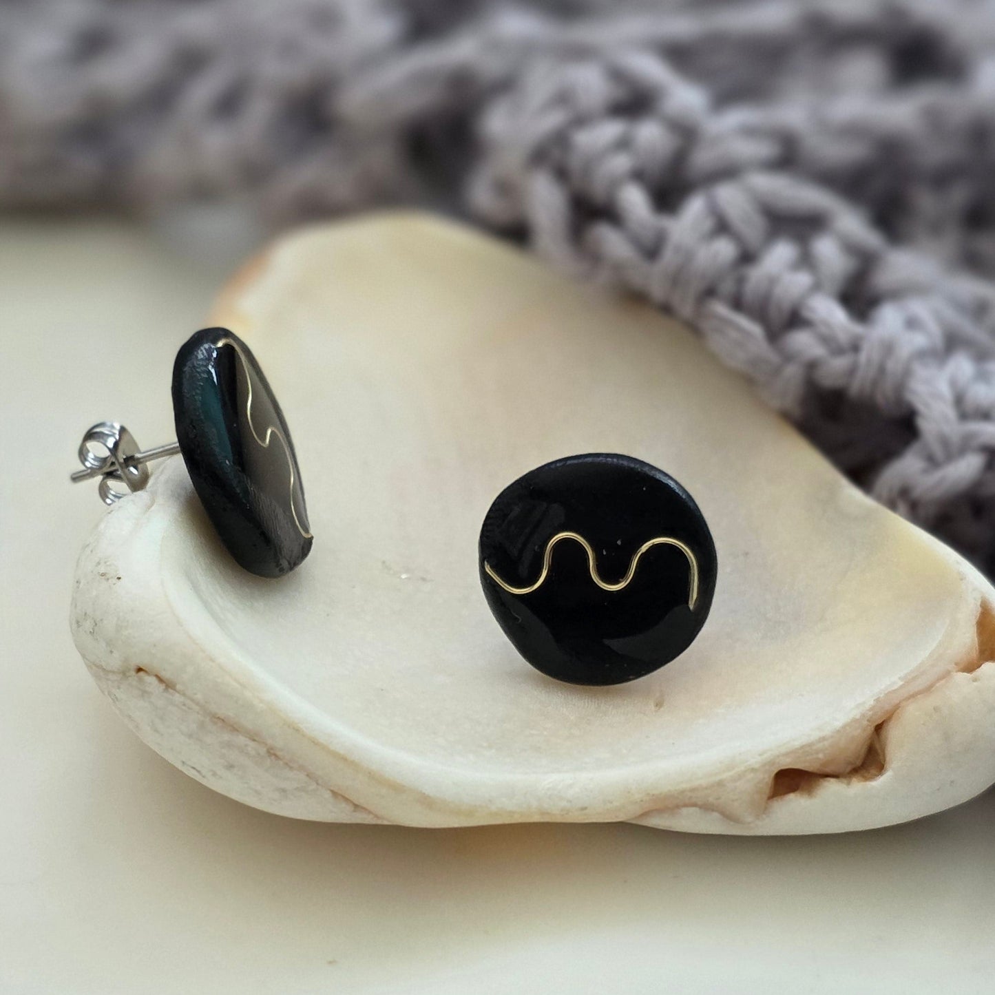Aretes hechos a mano
Aretes artesanales
Aretes tipo botón
Stud earrings handmade
handmade stud earrings
black and gold earrings
gold wire earrings
Aretes con alambre dorado
Aretes minimalistas
Aretes pequeños elegantes
Aretes modernos
Ocean-inspired jewelry
coastal jewelry
Boho earrings
Organic jewelry
Unique handmade earrings
lightweight earrings
hypoallergenic earrings
Blessed Knots
handmade jewelry Puerto Rico
Limited edition jewelry