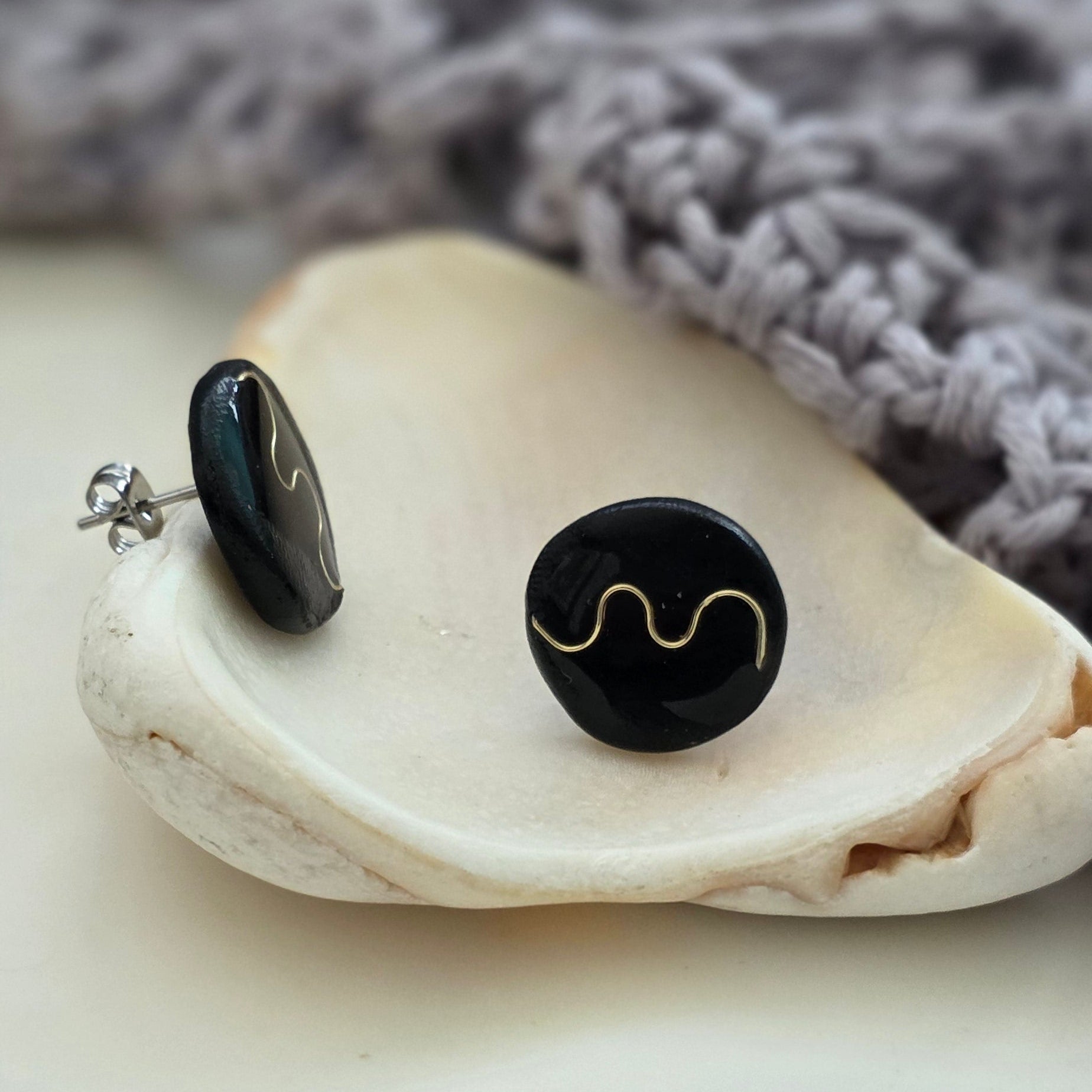 Aretes hechos a mano
Aretes artesanales
Aretes tipo botón
Stud earrings handmade
handmade stud earrings
black and gold earrings
gold wire earrings
Aretes con alambre dorado
Aretes minimalistas
Aretes pequeños elegantes
Aretes modernos
Ocean-inspired jewelry
coastal jewelry
Boho earrings
Organic jewelry
Unique handmade earrings
lightweight earrings
hypoallergenic earrings
Blessed Knots
handmade jewelry Puerto Rico
Limited edition jewelry