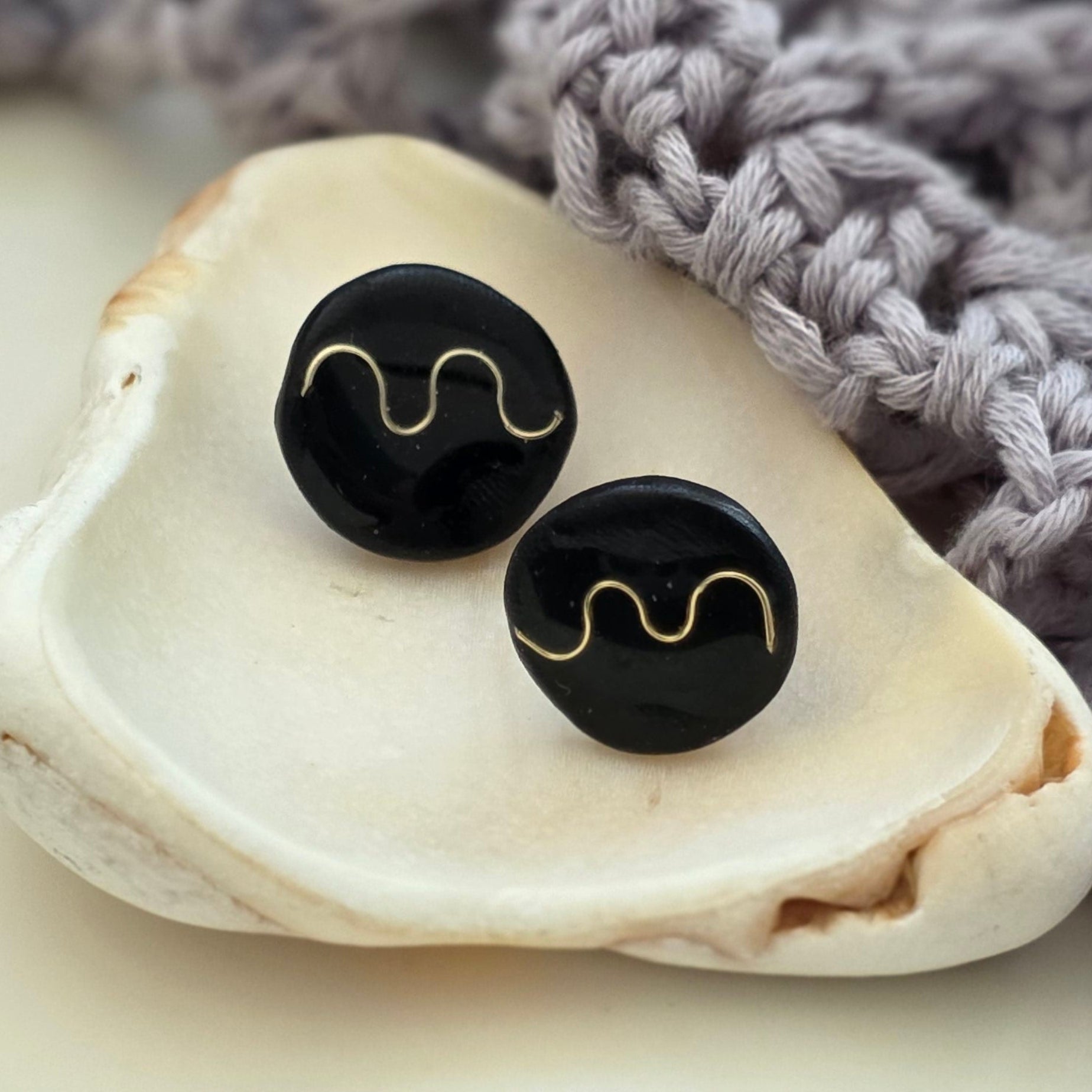 Aretes hechos a mano
Aretes artesanales
Aretes tipo botón
Stud earrings handmade
handmade stud earrings
black and gold earrings
gold wire earrings
Aretes con alambre dorado
Aretes minimalistas
Aretes pequeños elegantes
Aretes modernos
Ocean-inspired jewelry
coastal jewelry
Boho earrings
Organic jewelry
Unique handmade earrings
lightweight earrings
hypoallergenic earrings
Blessed Knots
handmade jewelry Puerto Rico
Limited edition jewelry