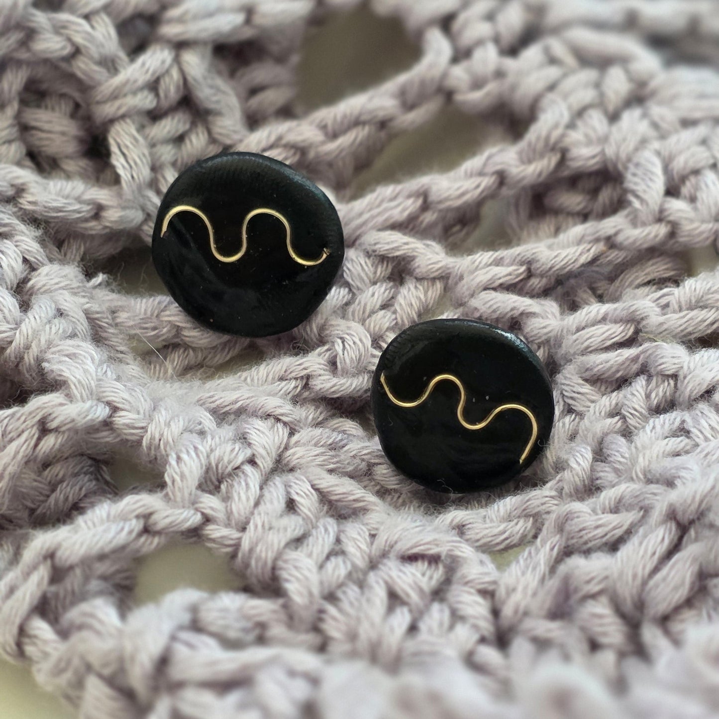 Aretes hechos a mano
Aretes artesanales
Aretes tipo botón
Stud earrings handmade
handmade stud earrings
black and gold earrings
gold wire earrings
Aretes con alambre dorado
Aretes minimalistas
Aretes pequeños elegantes
Aretes modernos
Ocean-inspired jewelry
coastal jewelry
Boho earrings
Organic jewelry
Unique handmade earrings
lightweight earrings
hypoallergenic earrings
Blessed Knots
handmade jewelry Puerto Rico
Limited edition jewelry