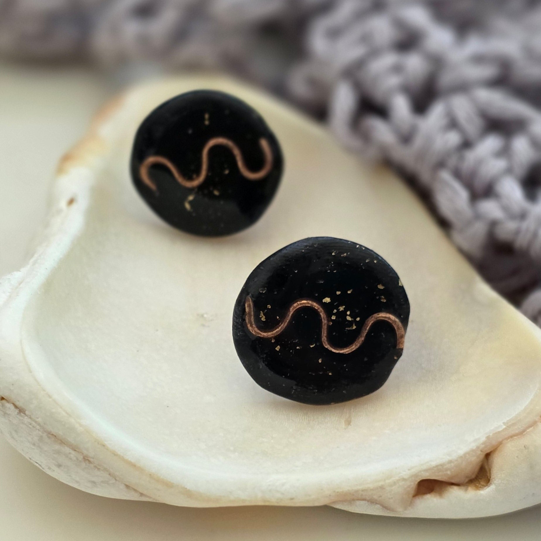 Aretes hechos a mano
Aretes artesanales
Aretes tipo botón
Stud earrings handmade
handmade stud earrings
black and gold earrings
gold wire earrings
Aretes con alambre dorado
Aretes minimalistas
Aretes pequeños elegantes
Aretes modernos
Ocean-inspired jewelry
coastal jewelry
Boho earrings
Organic jewelry
Unique handmade earrings
lightweight earrings
hypoallergenic earrings
Blessed Knots
handmade jewelry Puerto Rico
Limited edition jewelry