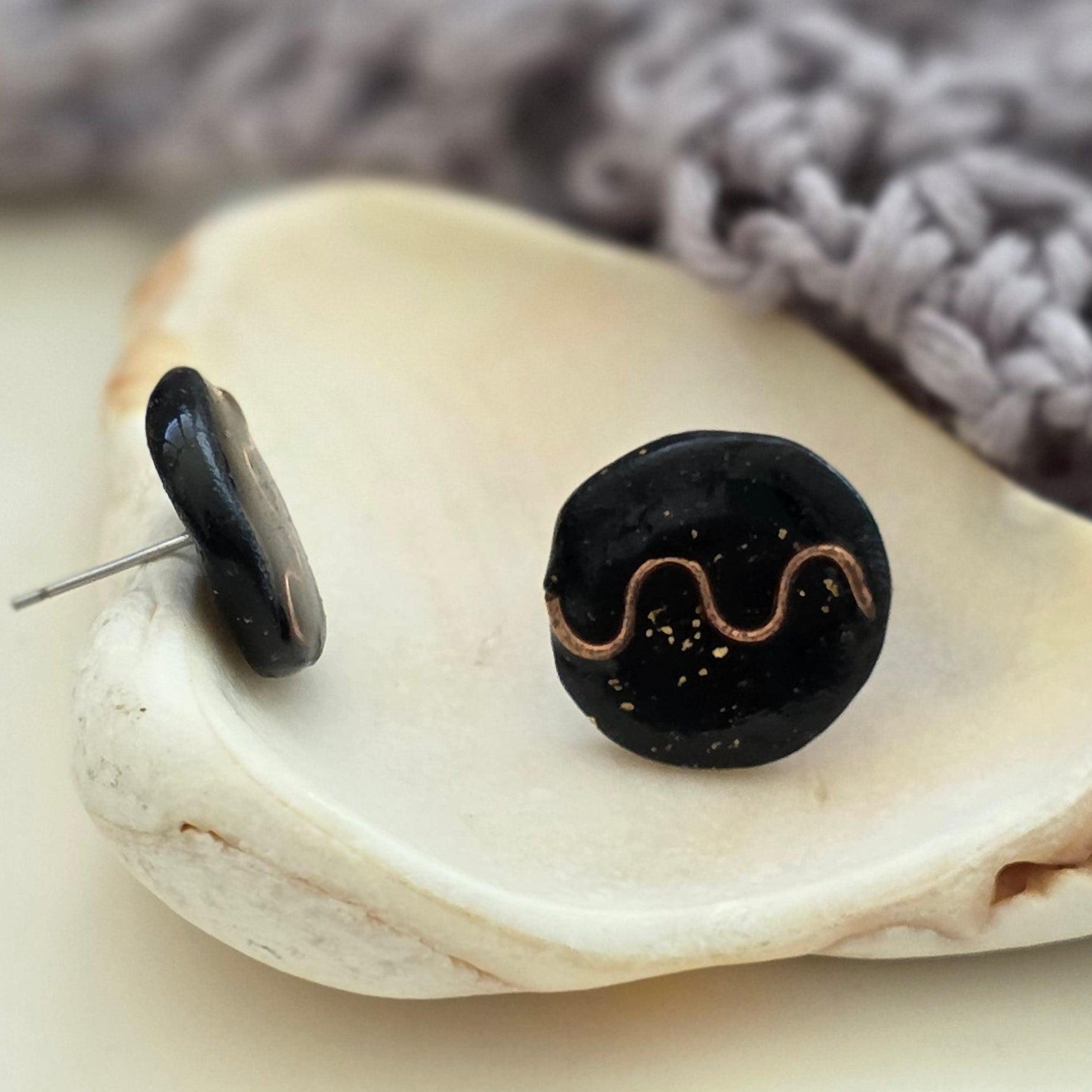 Aretes hechos a mano
Aretes artesanales
Aretes tipo botón
Stud earrings handmade
handmade stud earrings
black and gold earrings
gold wire earrings
Aretes con alambre dorado
Aretes minimalistas
Aretes pequeños elegantes
Aretes modernos
Ocean-inspired jewelry
coastal jewelry
Boho earrings
Organic jewelry
Unique handmade earrings
lightweight earrings
hypoallergenic earrings
Blessed Knots
handmade jewelry Puerto Rico
Limited edition jewelry