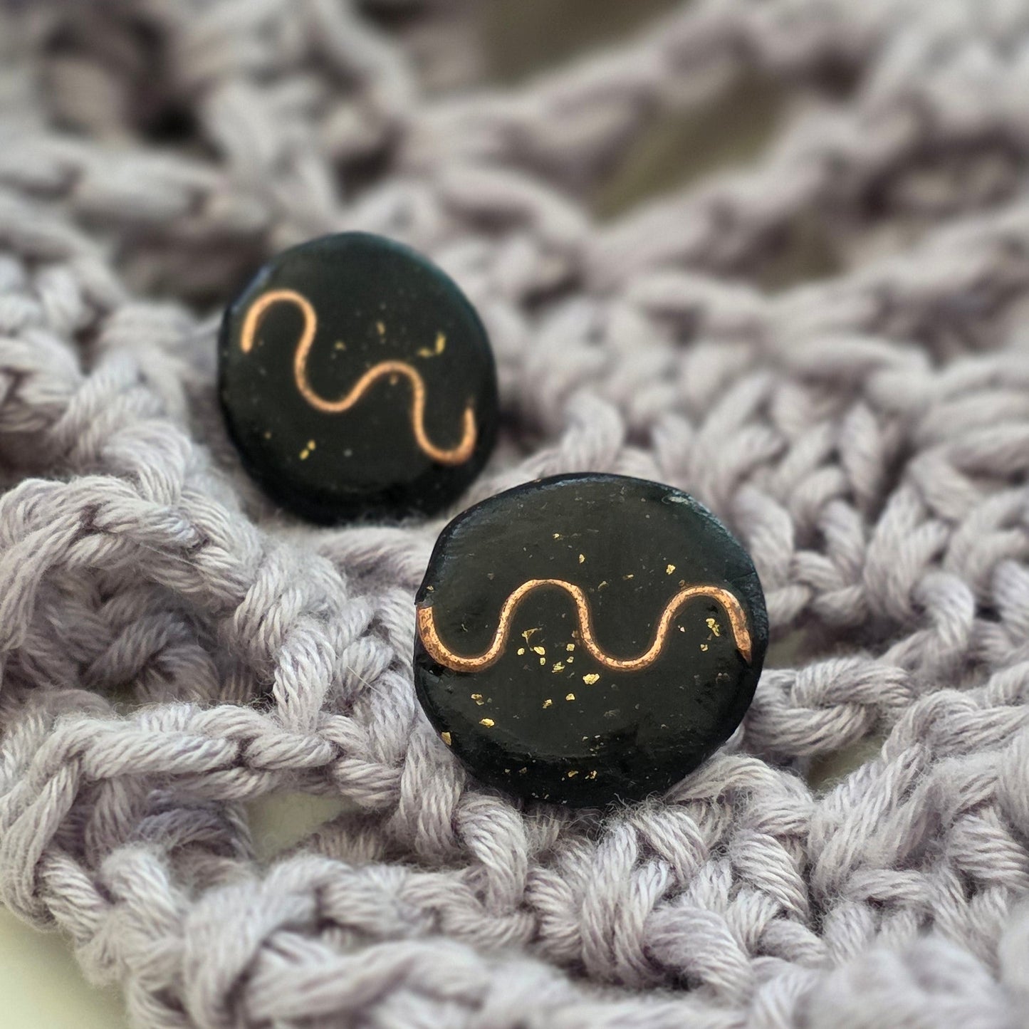 Aretes hechos a mano
Aretes artesanales
Aretes tipo botón
Stud earrings handmade
handmade stud earrings
black and gold earrings
gold wire earrings
Aretes con alambre dorado
Aretes minimalistas
Aretes pequeños elegantes
Aretes modernos
Ocean-inspired jewelry
coastal jewelry
Boho earrings
Organic jewelry
Unique handmade earrings
lightweight earrings
hypoallergenic earrings
Blessed Knots
handmade jewelry Puerto Rico
Limited edition jewelry