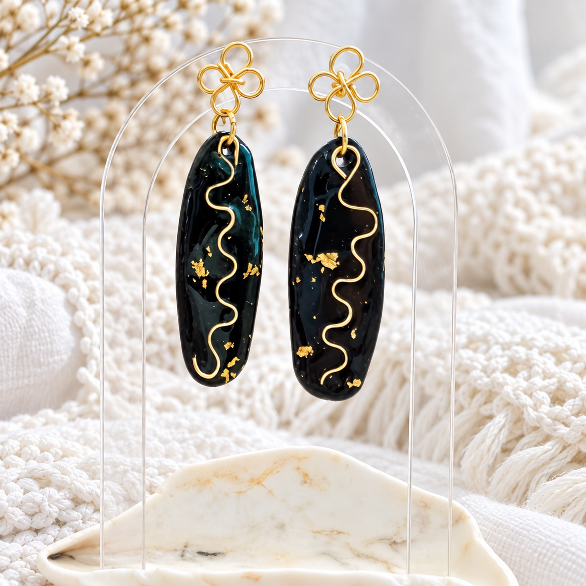 aretes hechos a mano
aretes largos
statement earrings
black and gold earrings
handmade earrings
aretes elegantes
modern earrings
artistic jewelry
gold detail earrings
boho statement earrings
lightweight earrings
artisan jewelry
Blessed Knots
handmade jewelry in Puerto Rico
singular collection