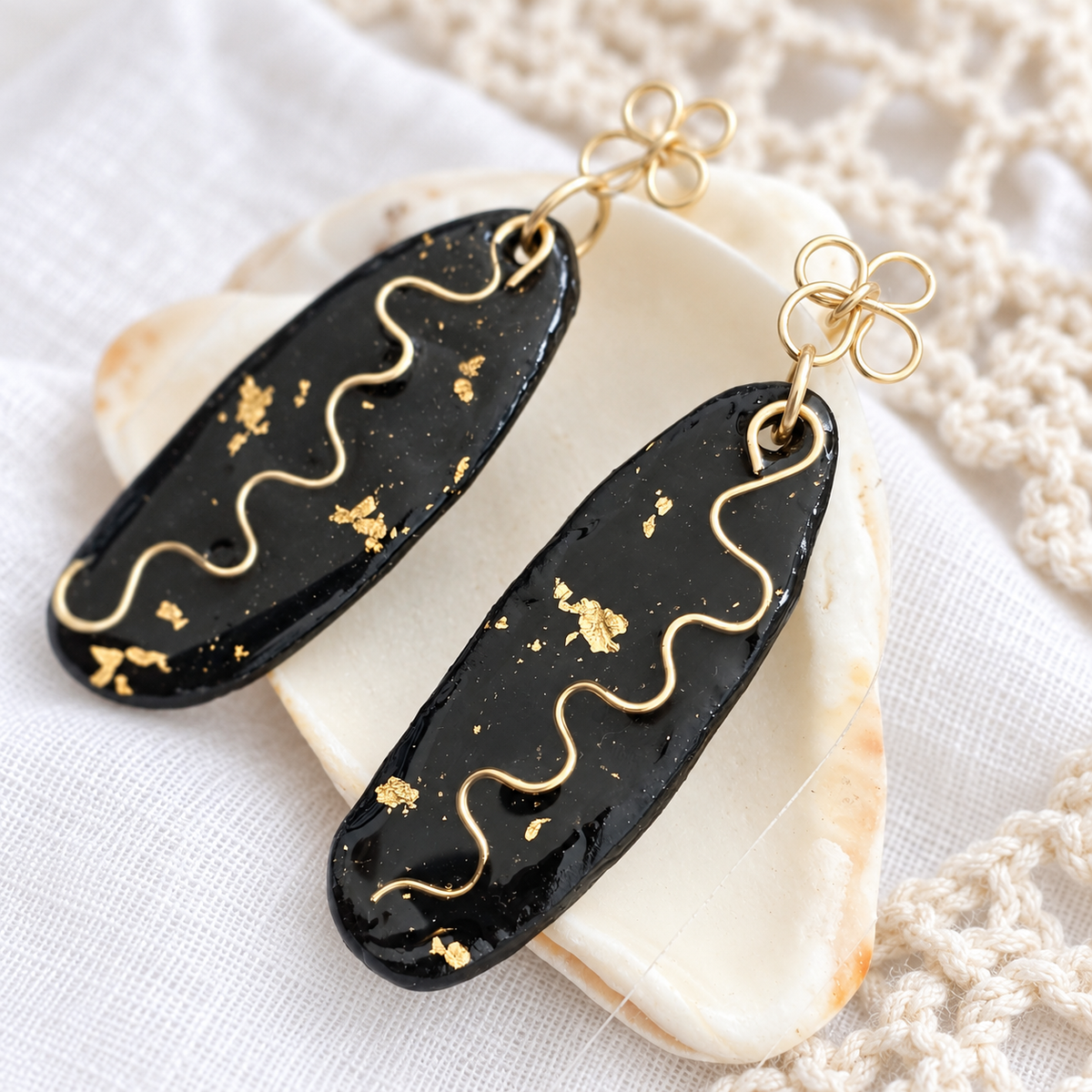 aretes hechos a mano
aretes largos
statement earrings
black and gold earrings
handmade earrings
aretes elegantes
modern earrings
artistic jewelry
gold detail earrings
boho statement earrings
lightweight earrings
artisan jewelry
Blessed Knots
handmade jewelry in Puerto Rico
singular collection