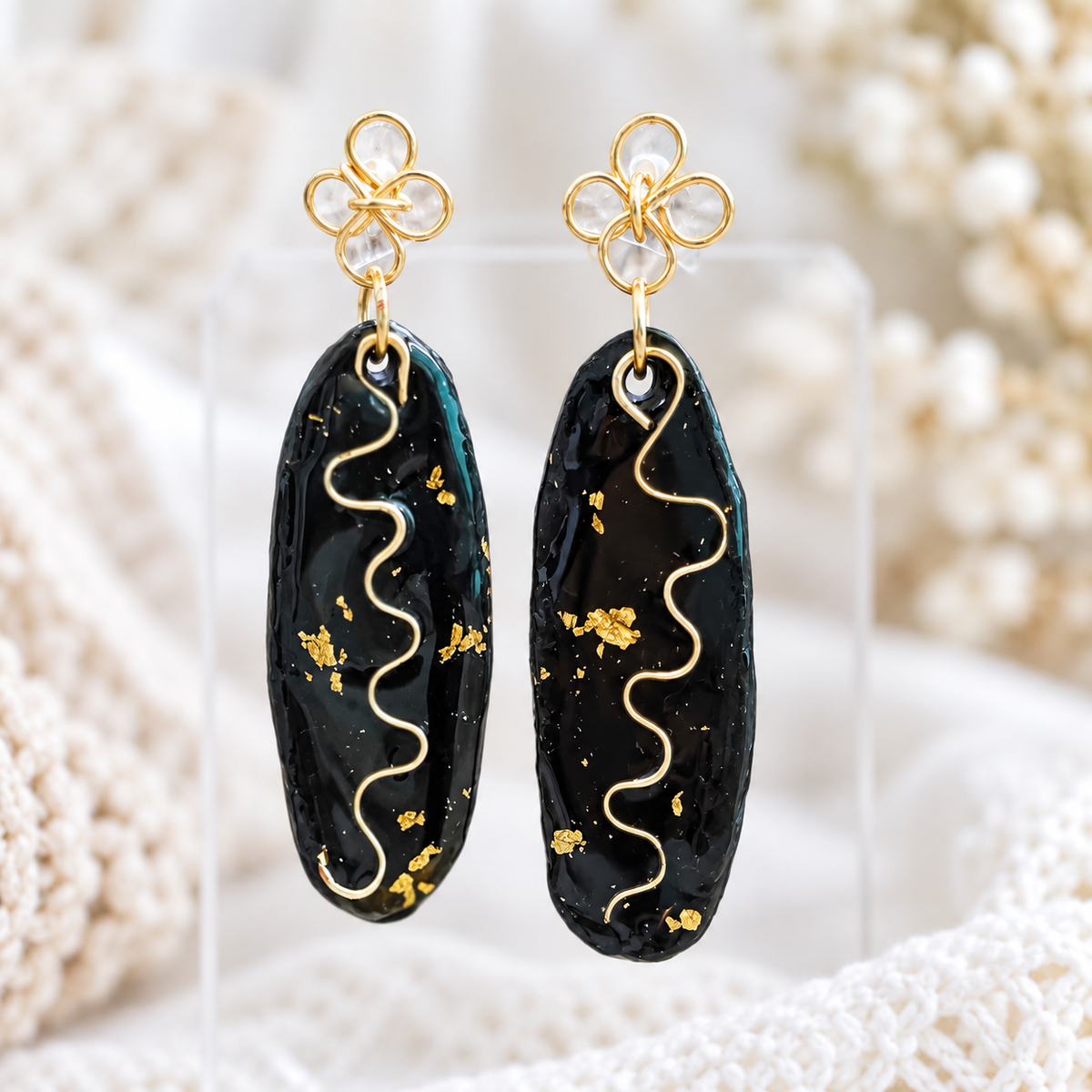 aretes hechos a mano
aretes largos
statement earrings
black and gold earrings
handmade earrings
aretes elegantes
modern earrings
artistic jewelry
gold detail earrings
boho statement earrings
lightweight earrings
artisan jewelry
Blessed Knots
handmade jewelry in Puerto Rico
singular collection