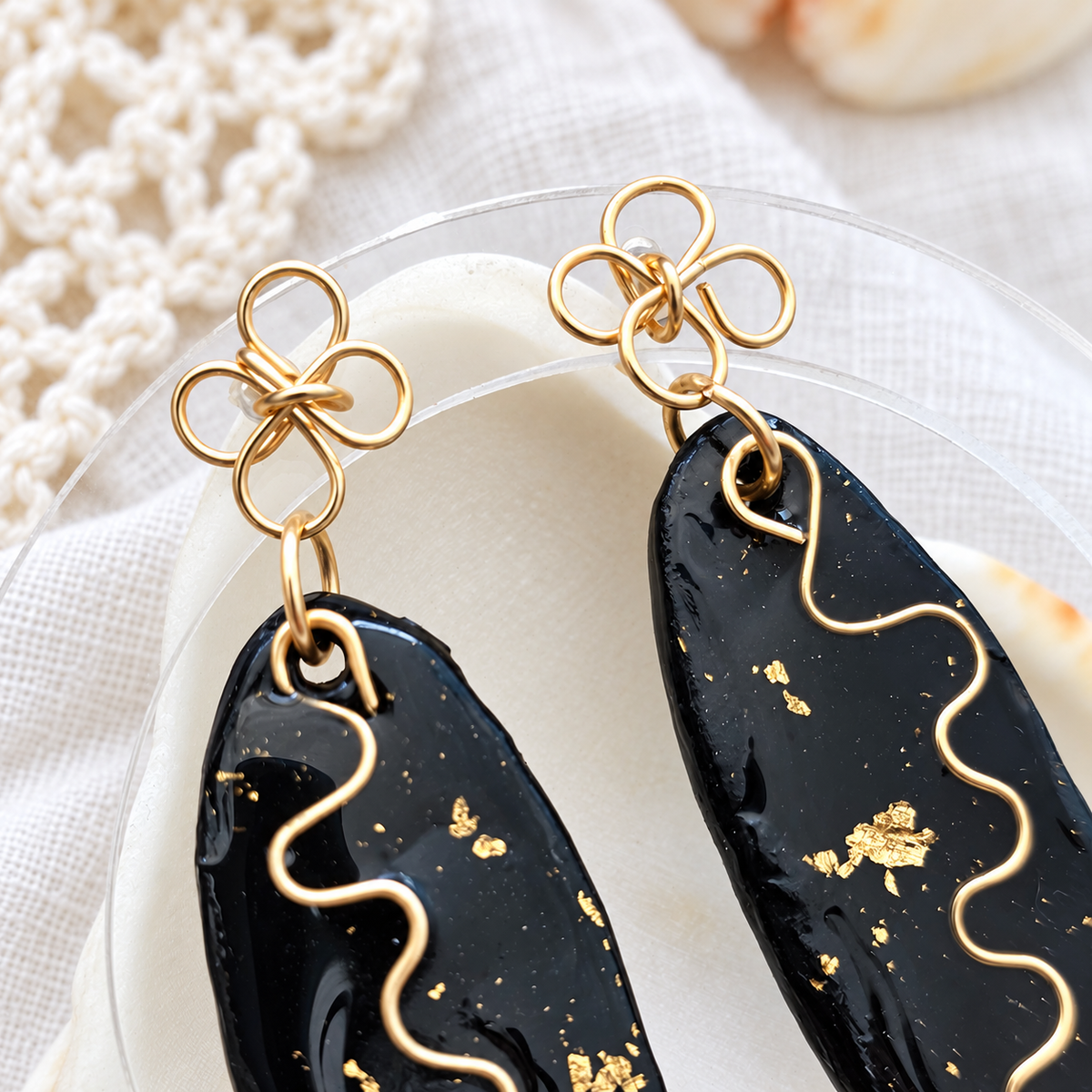 aretes hechos a mano
aretes largos
statement earrings
black and gold earrings
handmade earrings
aretes elegantes
modern earrings
artistic jewelry
gold detail earrings
boho statement earrings
lightweight earrings
artisan jewelry
Blessed Knots
handmade jewelry in Puerto Rico
singular collection