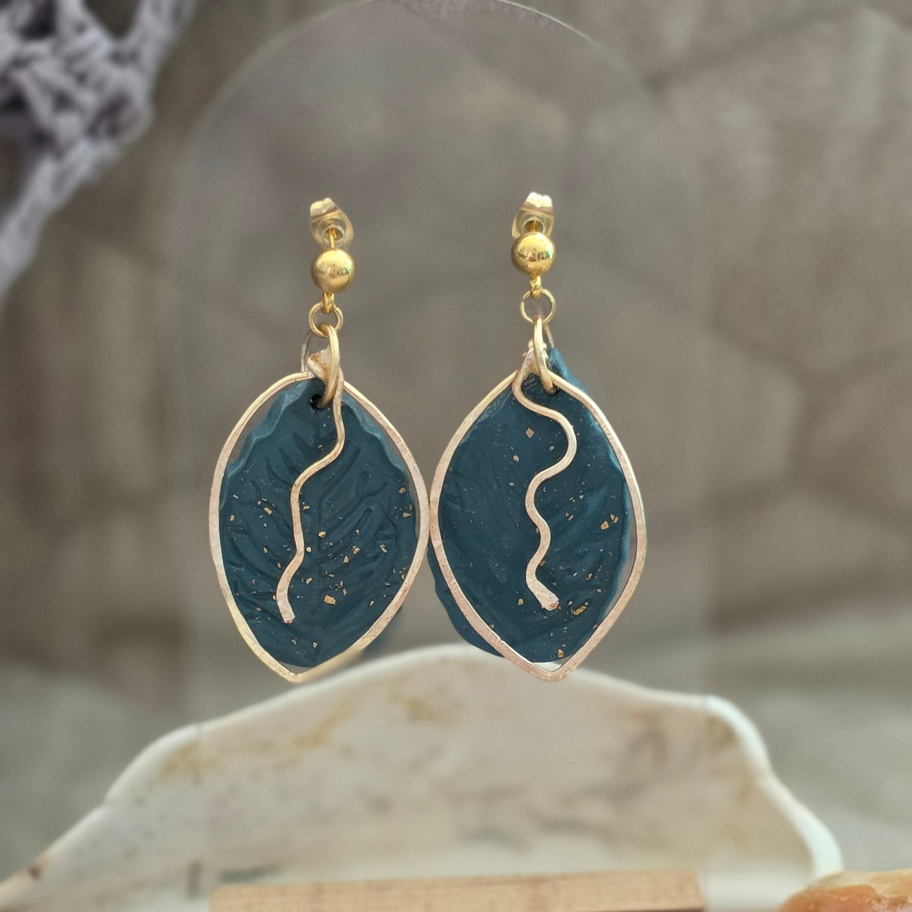Hechos a mano en polymer clay.
Textura orgánica con acabado artístico
Detalles en alambre de cobre
Acentos dorados delicados
Livianos y cómodos
Pieza única — no se repite