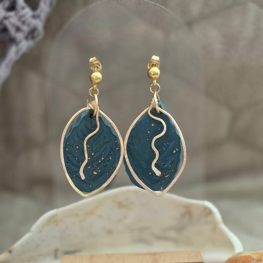 Hechos a mano en polymer clay.
Textura orgánica con acabado artístico
Detalles en alambre de cobre
Acentos dorados delicados
Livianos y cómodos
Pieza única — no se repite
