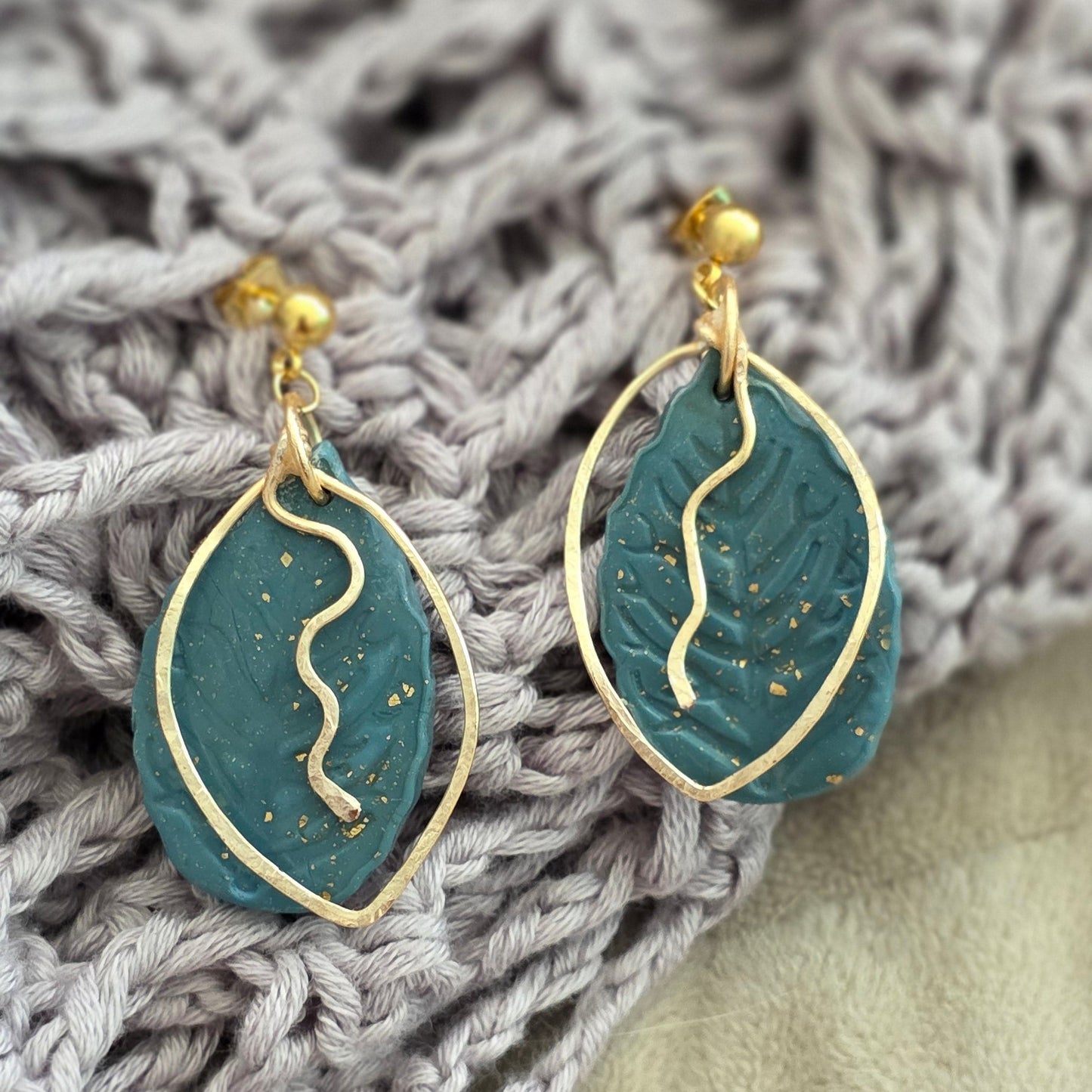 Hechos a mano en polymer clay.
Textura orgánica con acabado artístico
Detalles en alambre de cobre
Acentos dorados delicados
Livianos y cómodos
Pieza única — no se repite