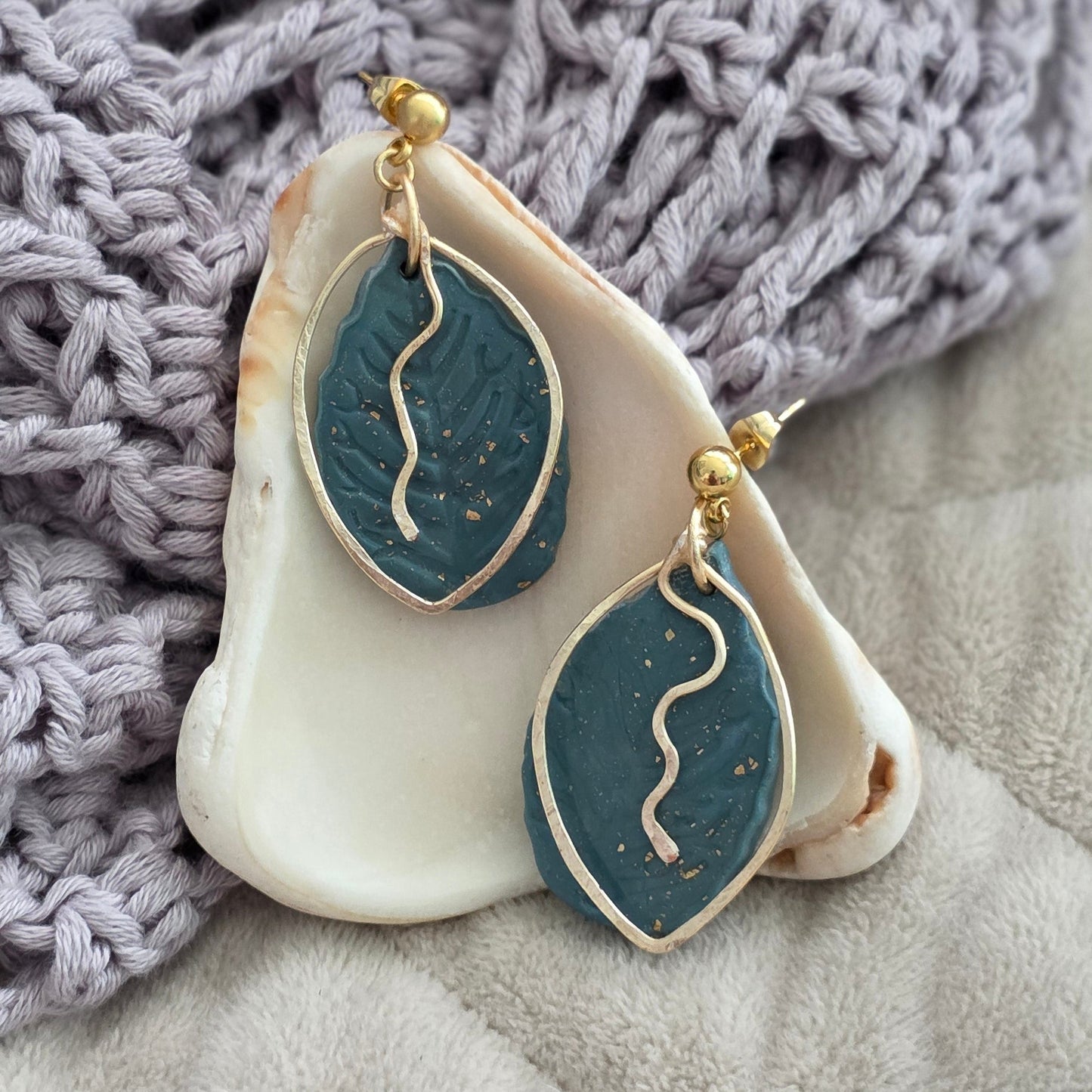 Hechos a mano en polymer clay.
Textura orgánica con acabado artístico
Detalles en alambre de cobre
Acentos dorados delicados
Livianos y cómodos
Pieza única — no se repite