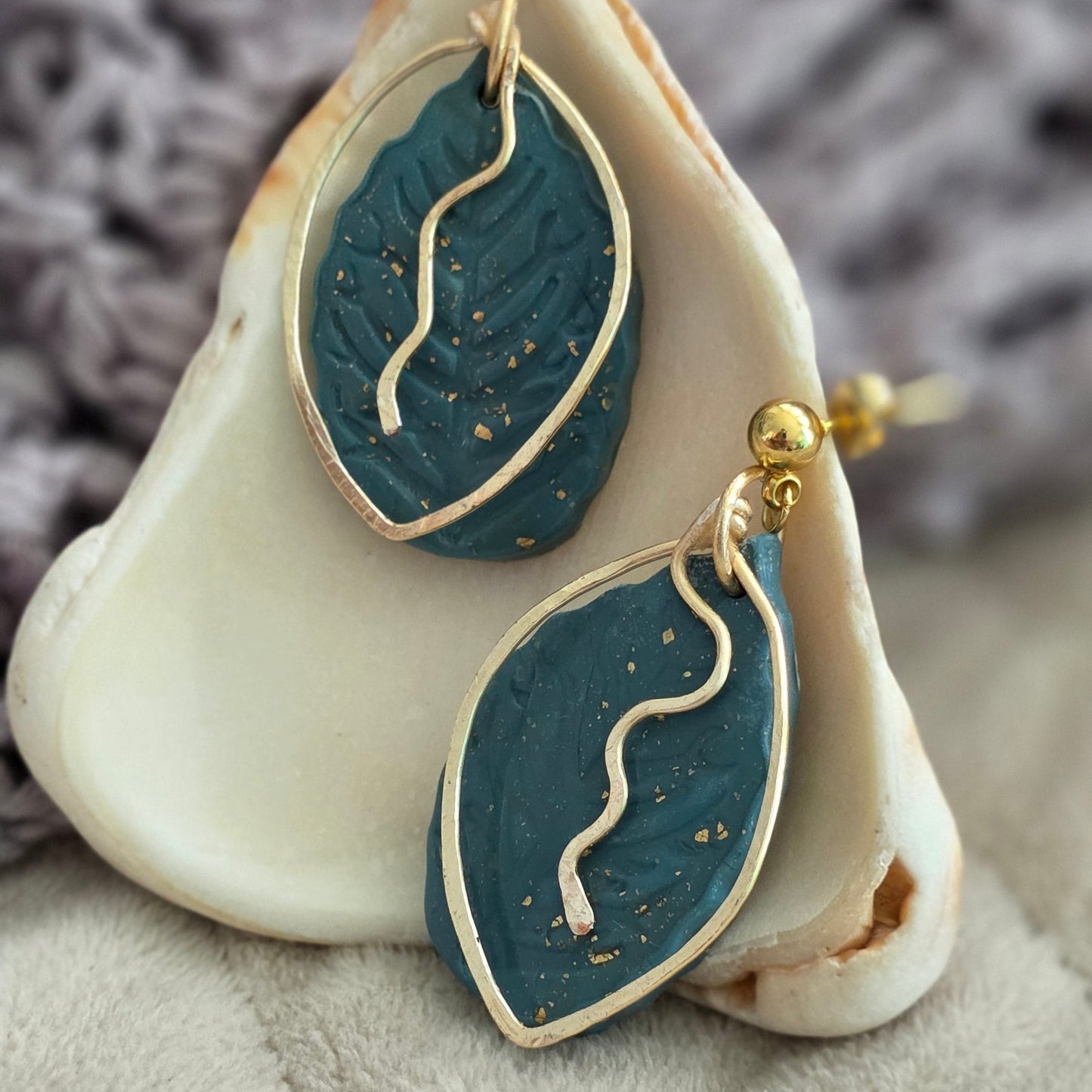Hechos a mano en polymer clay.
Textura orgánica con acabado artístico
Detalles en alambre de cobre
Acentos dorados delicados
Livianos y cómodos
Pieza única — no se repite