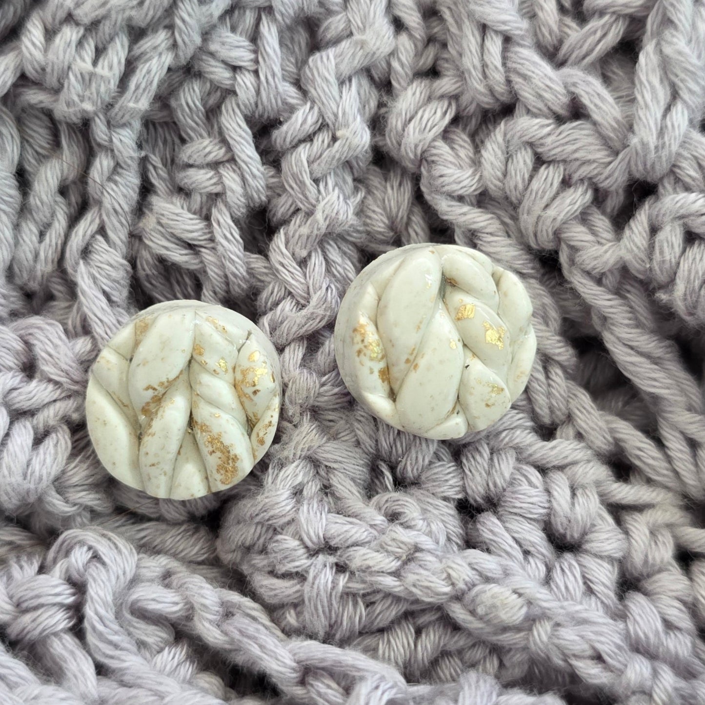 Aretes hechos a mano
Aretes artesanales
Aretes tipo botón
Aretes textura crochet
crochet-inspired earrings
Knot earrings
handmade stud earrings
Brown stud earrings
Aretes texturizados
Boho earrings
artisan jewelry
Unique handmade earrings
lightweight earrings
handmade jewelry Puerto Rico
Blessed Knots
Knot jewelry
crochet jewelry
Limited edition jewelry