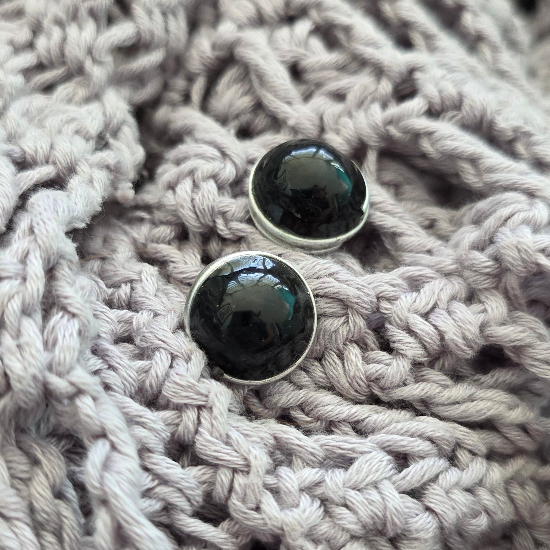 Aretes hechos a mano
Aretes artesanales
Aretes tipo botón
Stud earrings handmade
Black stud earrings
copper wire earrings
Aretes con alambre de cobre
Aretes negros elegantes
Aretes minimalistas
Aretes pequeños
handmade jewelry Puerto Rico
artisan jewelry
Boho earrings
Organic jewelry
Unique handmade earrings
lightweight earrings
hypoallergenic earrings
Blessed Knots
blessed knots earrings
Limited edition jewelry