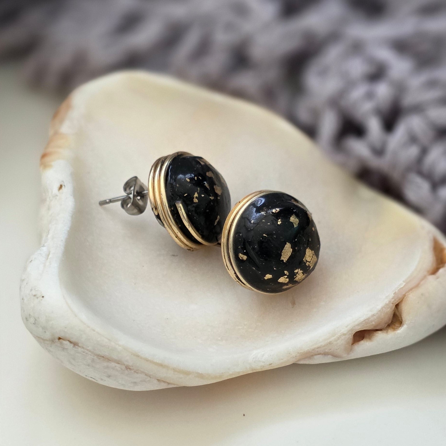 Aretes hechos a mano
Aretes artesanales
Aretes tipo botón
Stud earrings handmade
Black stud earrings
copper wire earrings
Aretes con alambre de cobre
Aretes negros elegantes
Aretes minimalistas
Aretes pequeños
handmade jewelry Puerto Rico
artisan jewelry
Boho earrings
Organic jewelry
Unique handmade earrings
lightweight earrings
hypoallergenic earrings
Blessed Knots
blessed knots earrings
Limited edition jewelry