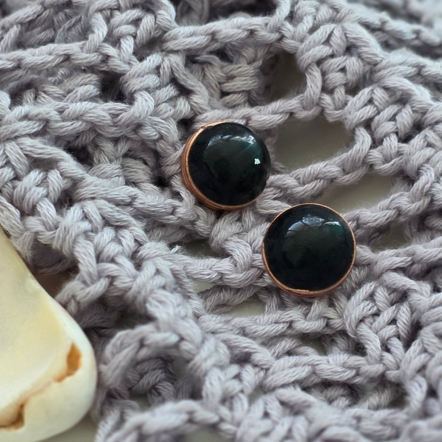 Aretes hechos a mano
Aretes artesanales
Aretes tipo botón
Stud earrings handmade
Black stud earrings
copper wire earrings
Aretes con alambre de cobre
Aretes negros elegantes
Aretes minimalistas
Aretes pequeños
handmade jewelry Puerto Rico
artisan jewelry
Boho earrings
Organic jewelry
Unique handmade earrings
lightweight earrings
hypoallergenic earrings
Blessed Knots
blessed knots earrings
Limited edition jewelry
