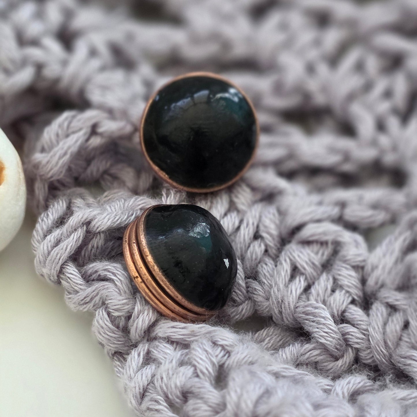 Aretes hechos a mano
Aretes artesanales
Aretes tipo botón
Stud earrings handmade
Black stud earrings
copper wire earrings
Aretes con alambre de cobre
Aretes negros elegantes
Aretes minimalistas
Aretes pequeños
handmade jewelry Puerto Rico
artisan jewelry
Boho earrings
Organic jewelry
Unique handmade earrings
lightweight earrings
hypoallergenic earrings
Blessed Knots
blessed knots earrings
Limited edition jewelry