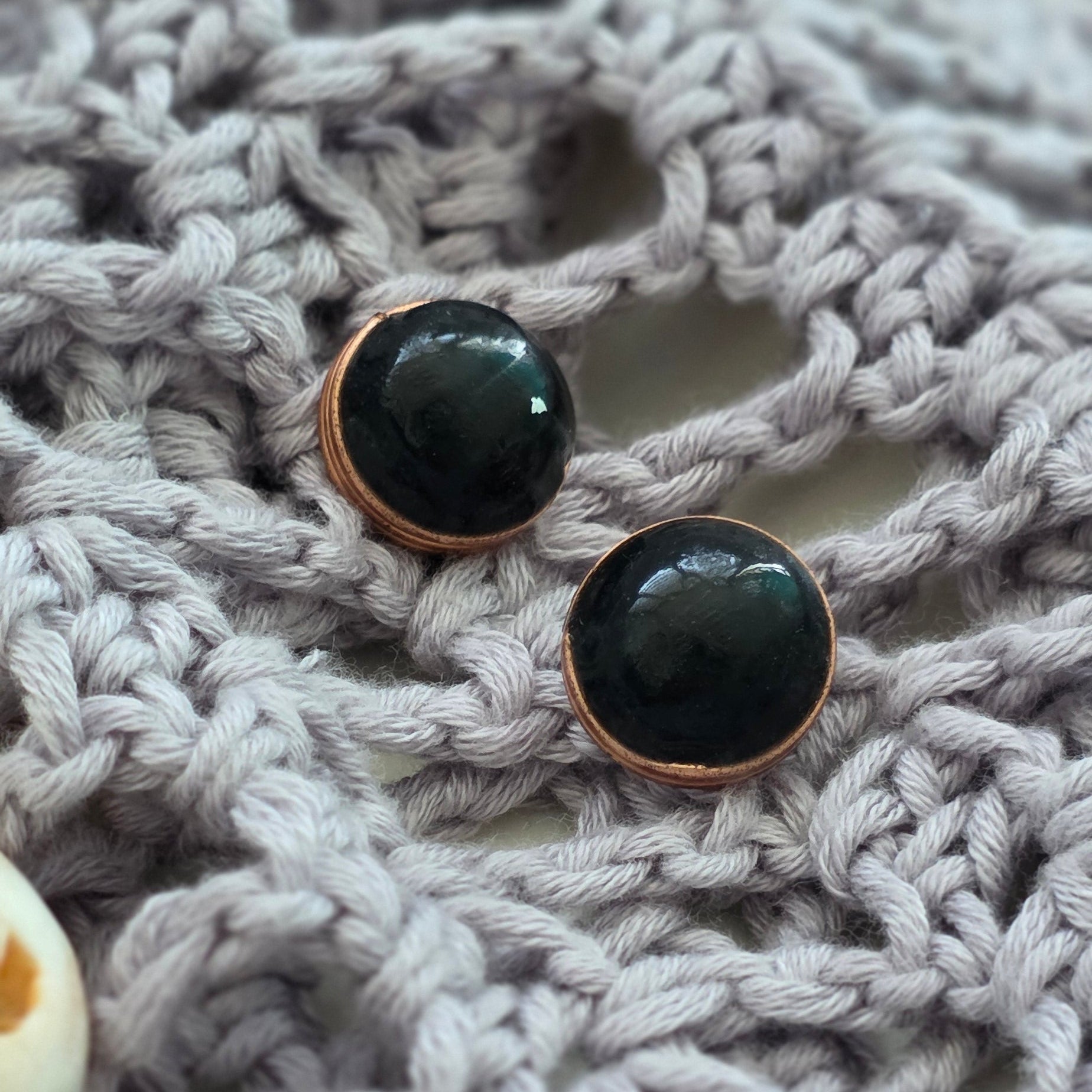 Aretes hechos a mano
Aretes artesanales
Aretes tipo botón
Stud earrings handmade
Black stud earrings
copper wire earrings
Aretes con alambre de cobre
Aretes negros elegantes
Aretes minimalistas
Aretes pequeños
handmade jewelry Puerto Rico
artisan jewelry
Boho earrings
Organic jewelry
Unique handmade earrings
lightweight earrings
hypoallergenic earrings
Blessed Knots
blessed knots earrings
Limited edition jewelry