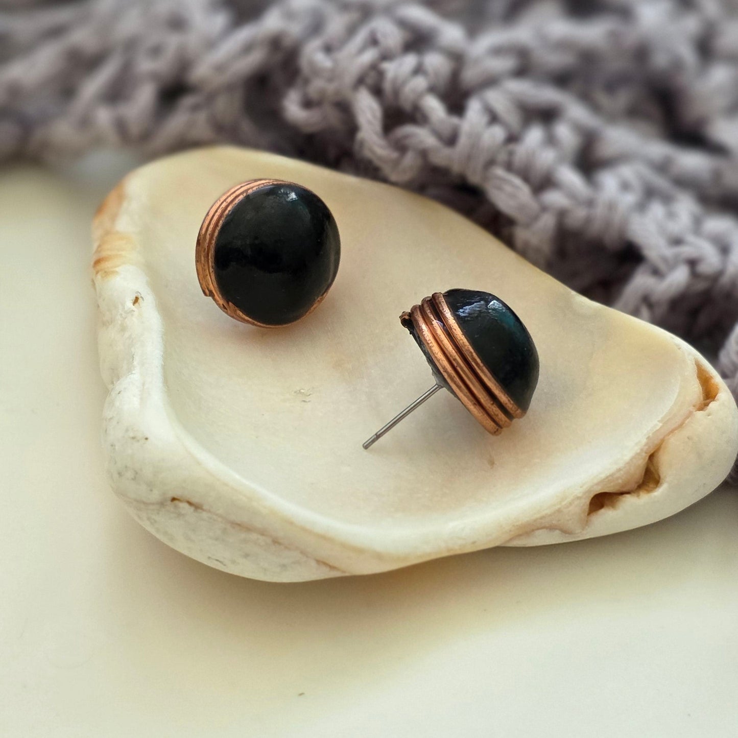 Aretes hechos a mano
Aretes artesanales
Aretes tipo botón
Stud earrings handmade
Black stud earrings
copper wire earrings
Aretes con alambre de cobre
Aretes negros elegantes
Aretes minimalistas
Aretes pequeños
handmade jewelry Puerto Rico
artisan jewelry
Boho earrings
Organic jewelry
Unique handmade earrings
lightweight earrings
hypoallergenic earrings
Blessed Knots
blessed knots earrings
Limited edition jewelry