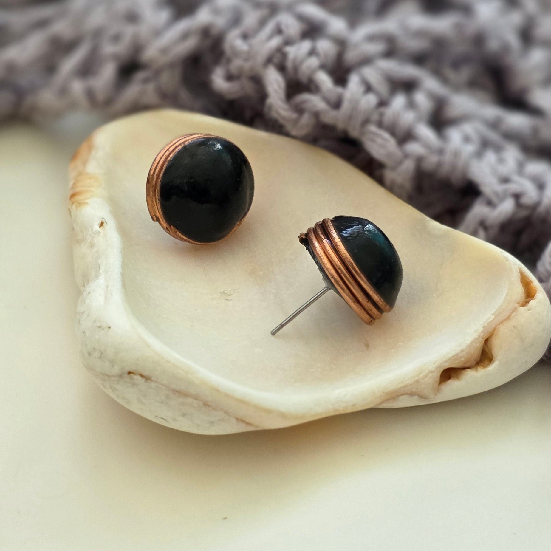 Aretes hechos a mano
Aretes artesanales
Aretes tipo botón
Stud earrings handmade
Black stud earrings
copper wire earrings
Aretes con alambre de cobre
Aretes negros elegantes
Aretes minimalistas
Aretes pequeños
handmade jewelry Puerto Rico
artisan jewelry
Boho earrings
Organic jewelry
Unique handmade earrings
lightweight earrings
hypoallergenic earrings
Blessed Knots
blessed knots earrings
Limited edition jewelry
