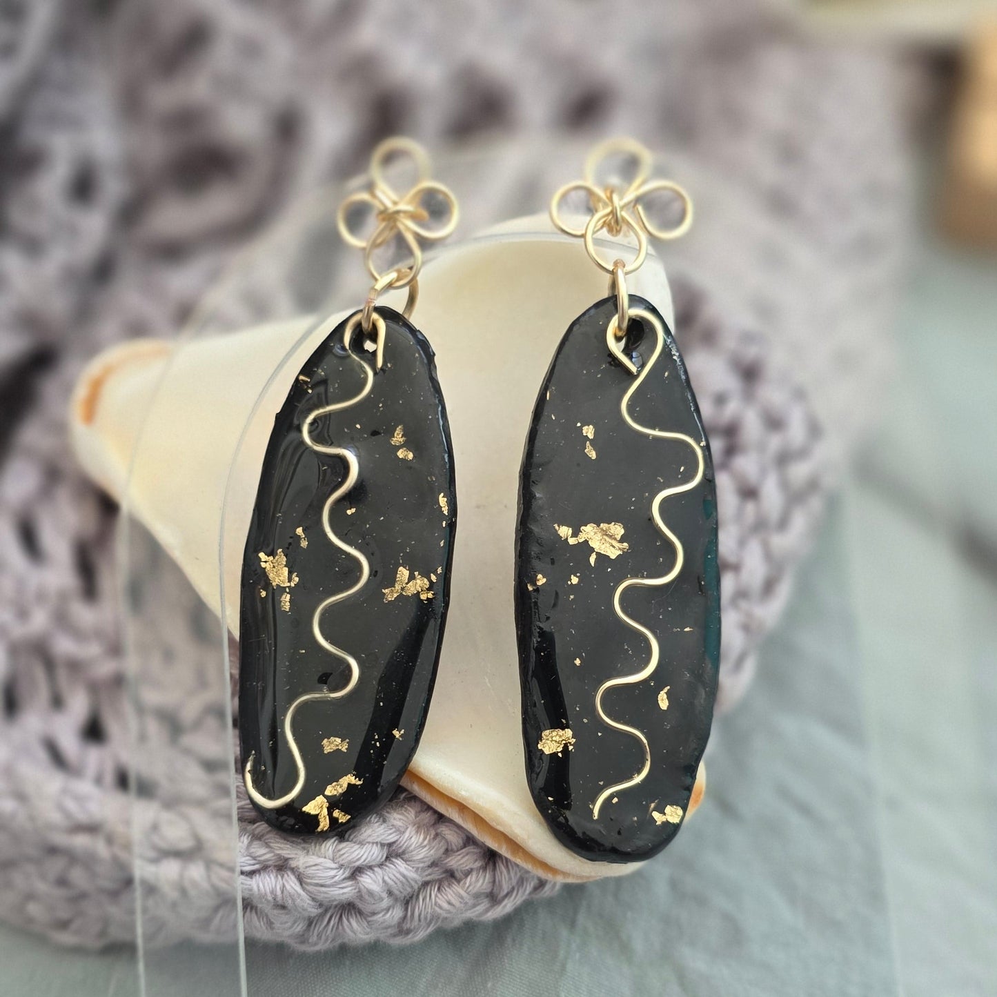 aretes hechos a mano
aretes largos
statement earrings
black and gold earrings
handmade earrings
aretes elegantes
modern earrings
artistic jewelry
gold detail earrings
boho statement earrings
lightweight earrings
artisan jewelry
Blessed Knots
handmade jewelry Puerto Rico
singular collection