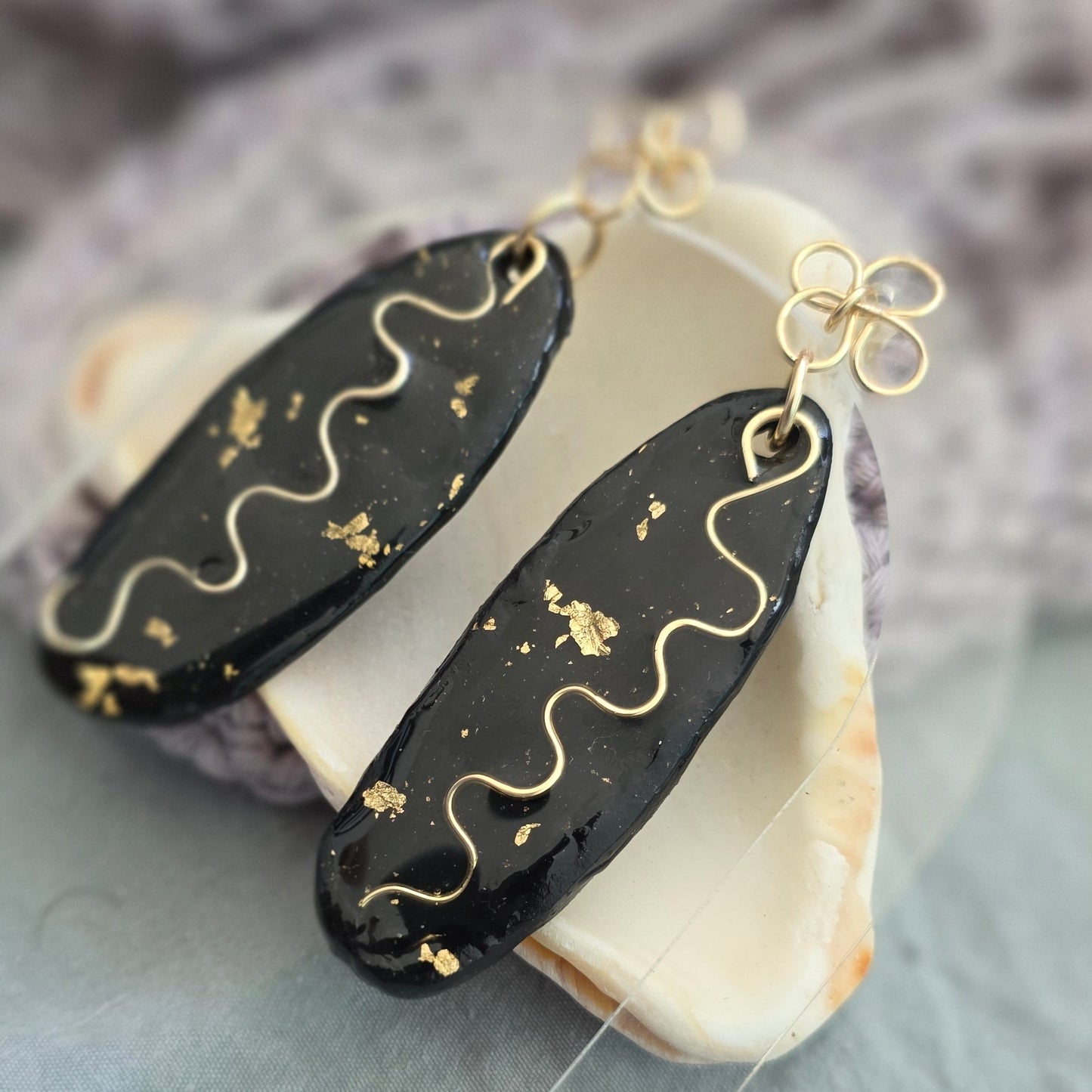 aretes hechos a mano
aretes largos
statement earrings
black and gold earrings
handmade earrings
aretes elegantes
modern earrings
artistic jewelry
gold detail earrings
boho statement earrings
lightweight earrings
artisan jewelry
Blessed Knots
handmade jewelry Puerto Rico
singular collection