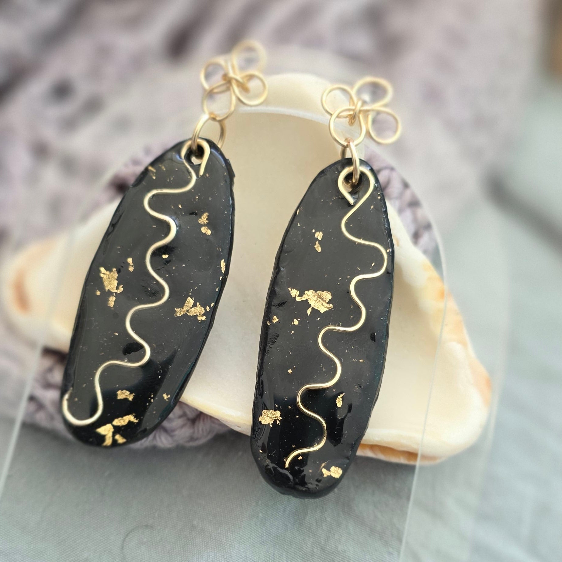 aretes hechos a mano
aretes largos
statement earrings
black and gold earrings
handmade earrings
aretes elegantes
modern earrings
artistic jewelry
gold detail earrings
boho statement earrings
lightweight earrings
artisan jewelry
Blessed Knots
handmade jewelry Puerto Rico
singular collection