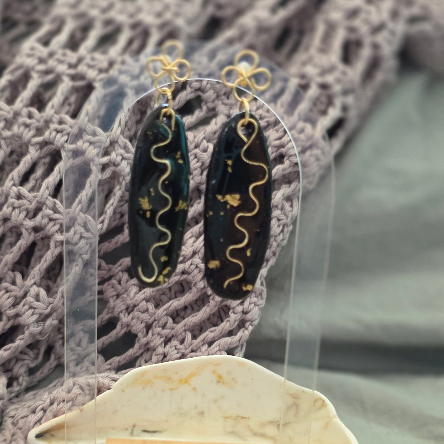 aretes hechos a mano
aretes largos
statement earrings
black and gold earrings
handmade earrings
aretes elegantes
modern earrings
artistic jewelry
gold detail earrings
boho statement earrings
lightweight earrings
artisan jewelry
Blessed Knots
handmade jewelry Puerto Rico
singular collection