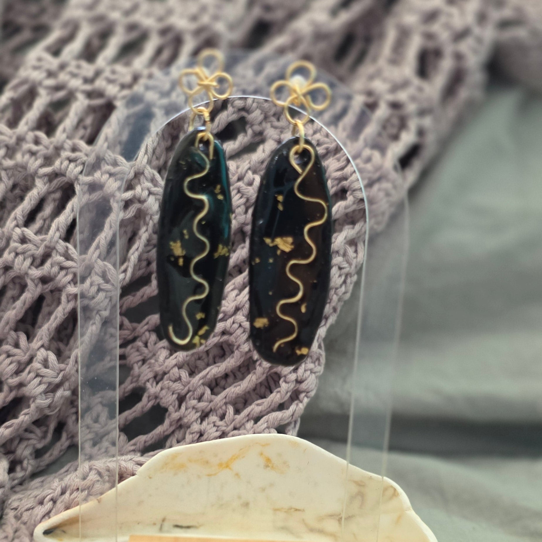 aretes hechos a mano
aretes largos
statement earrings
black and gold earrings
handmade earrings
aretes elegantes
modern earrings
artistic jewelry
gold detail earrings
boho statement earrings
lightweight earrings
artisan jewelry
Blessed Knots
handmade jewelry Puerto Rico
singular collection