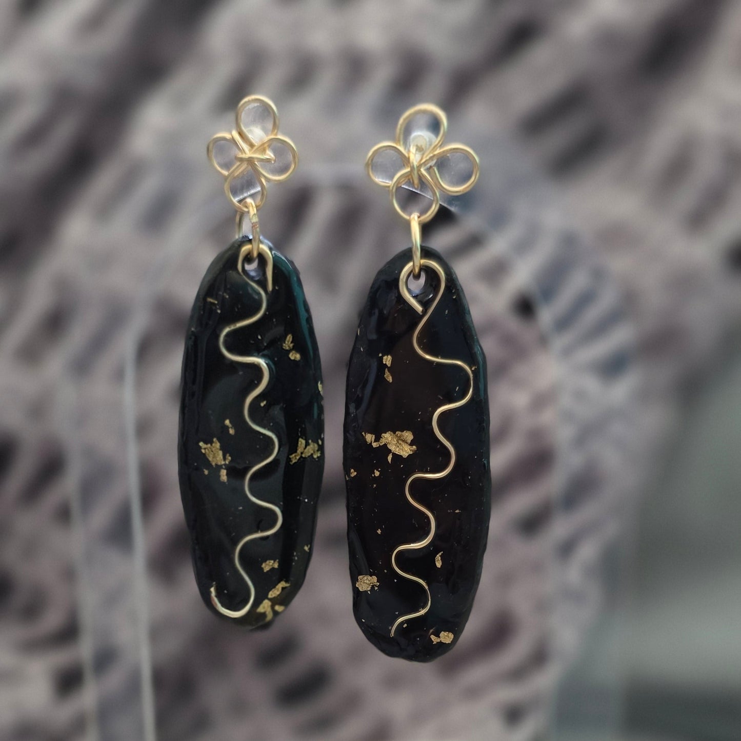 aretes hechos a mano
aretes largos
statement earrings
black and gold earrings
handmade earrings
aretes elegantes
modern earrings
artistic jewelry
gold detail earrings
boho statement earrings
lightweight earrings
artisan jewelry
Blessed Knots
handmade jewelry Puerto Rico
singular collection