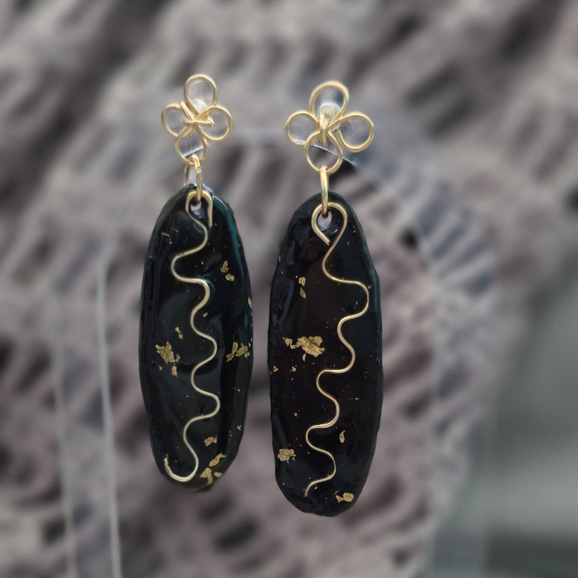 aretes hechos a mano
aretes largos
statement earrings
black and gold earrings
handmade earrings
aretes elegantes
modern earrings
artistic jewelry
gold detail earrings
boho statement earrings
lightweight earrings
artisan jewelry
Blessed Knots
handmade jewelry Puerto Rico
singular collection