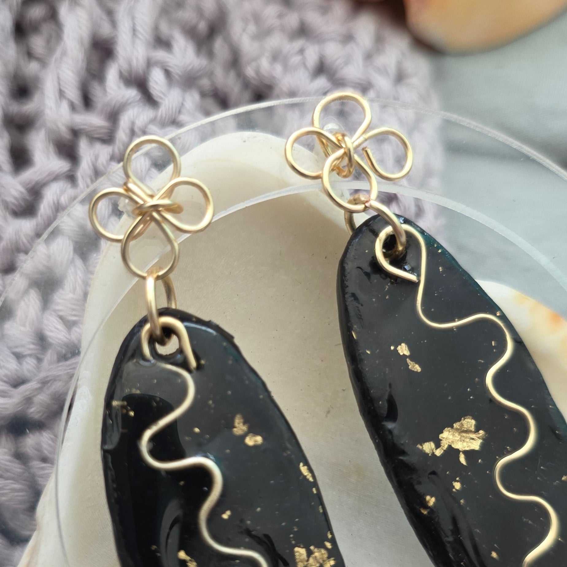 aretes hechos a mano
aretes largos
statement earrings
black and gold earrings
handmade earrings
aretes elegantes
modern earrings
artistic jewelry
gold detail earrings
boho statement earrings
lightweight earrings
artisan jewelry
Blessed Knots
handmade jewelry Puerto Rico
singular collection