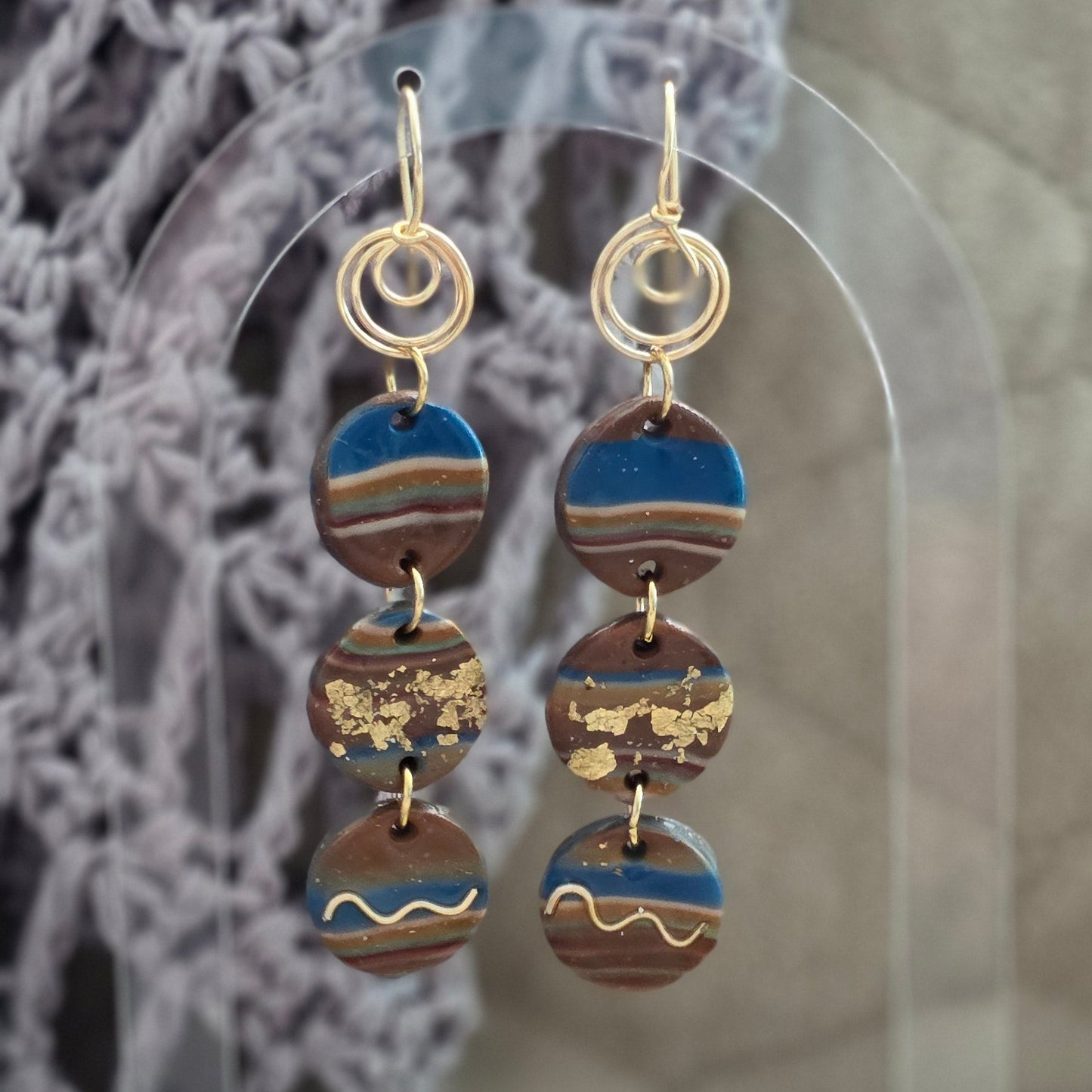 polymer clay earrings, handmade earrings, marmolized earrings, artisan jewelry, statement earrings, unique earrings, copper wire earrings, gold detail earrings, boho earrings, long dangle earrings, one-of-a-kind jewelry, handcrafted jewelry, aretes largos hechos a mano en polymer clay, aretes colgantes únicos de diseño artístico, joyería artesanal moderna hecha a mano, aretes livianos y elegantes hechos a mano 
