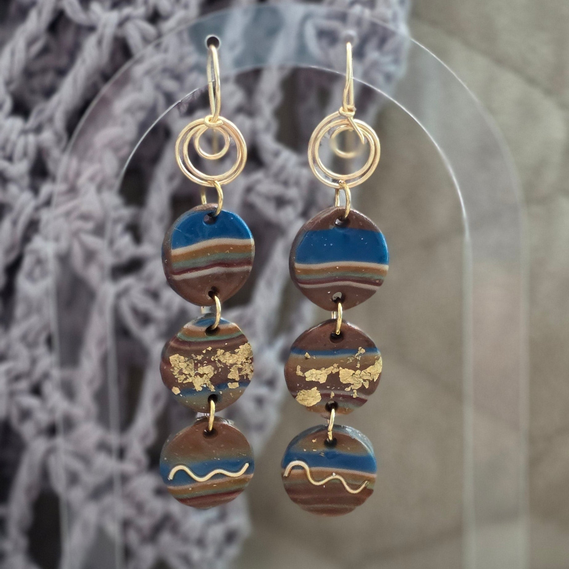 polymer clay earrings, handmade earrings, marmolized earrings, artisan jewelry, statement earrings, unique earrings, copper wire earrings, gold detail earrings, boho earrings, long dangle earrings, one-of-a-kind jewelry, handcrafted jewelry, aretes largos hechos a mano en polymer clay, aretes colgantes únicos de diseño artístico, joyería artesanal moderna hecha a mano, aretes livianos y elegantes hechos a mano 
