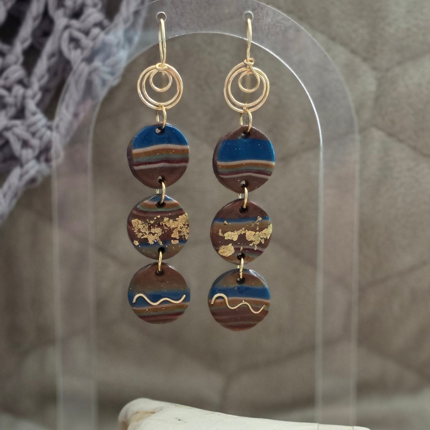 polymer clay earrings, handmade earrings, marmolized earrings, artisan jewelry, statement earrings, unique earrings, copper wire earrings, gold detail earrings, boho earrings, long dangle earrings, one-of-a-kind jewelry, handcrafted jewelry, aretes largos hechos a mano en polymer clay, aretes colgantes únicos de diseño artístico, joyería artesanal moderna hecha a mano, aretes livianos y elegantes hechos a mano 
